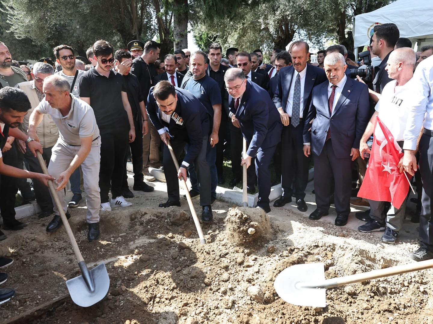 İzmir'deki polis merkezinde şehit olan polisler son yolculuğa uğurlandı