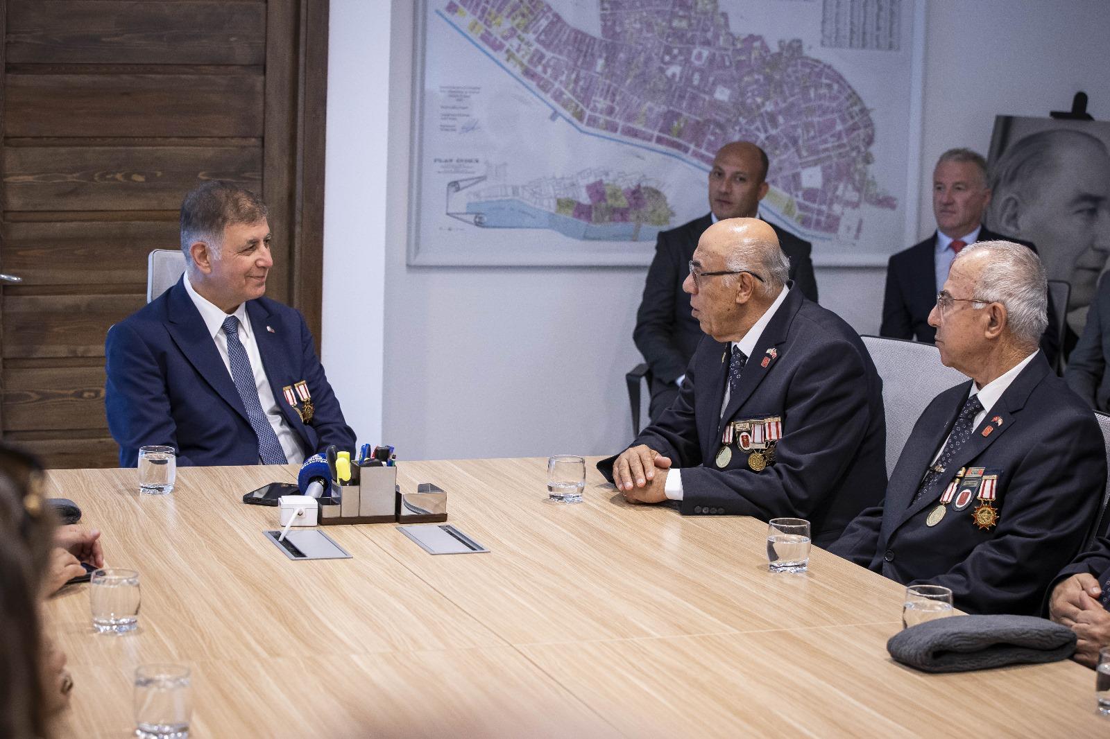 Başkan Tugay gazileri ağırladı “Sizi ailem gibi görüyorum”