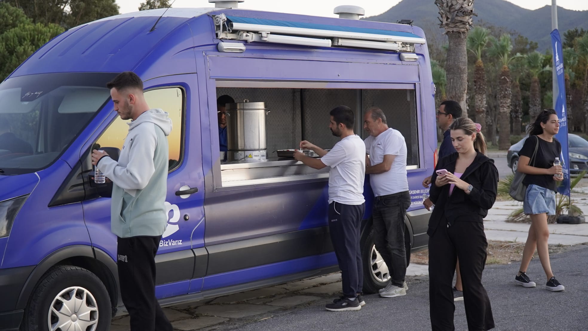 İzmir’de arabada film keyfi