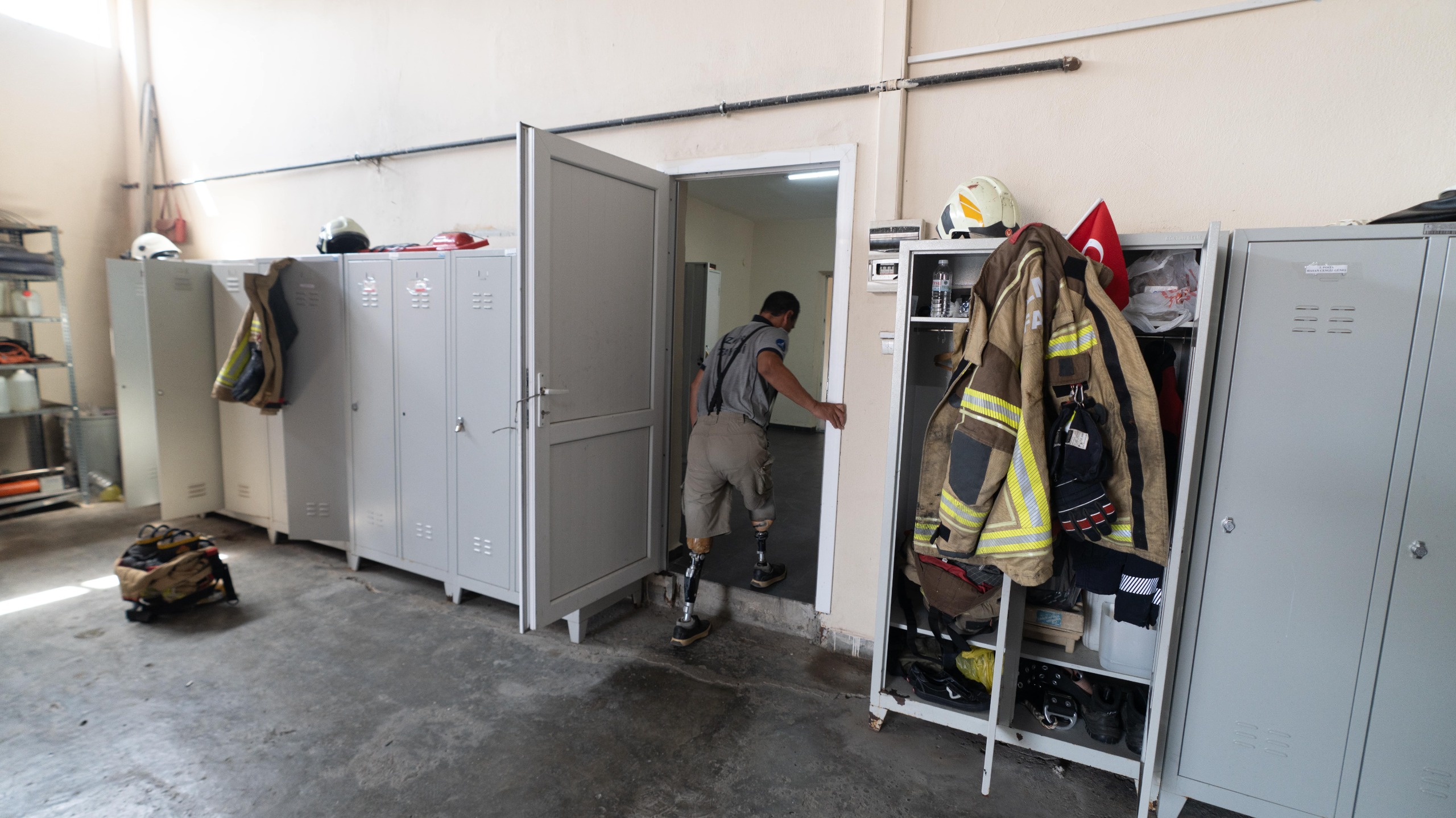 Engelli itfaiyeci çok sevdiği mesleğinden hiç kopmadı