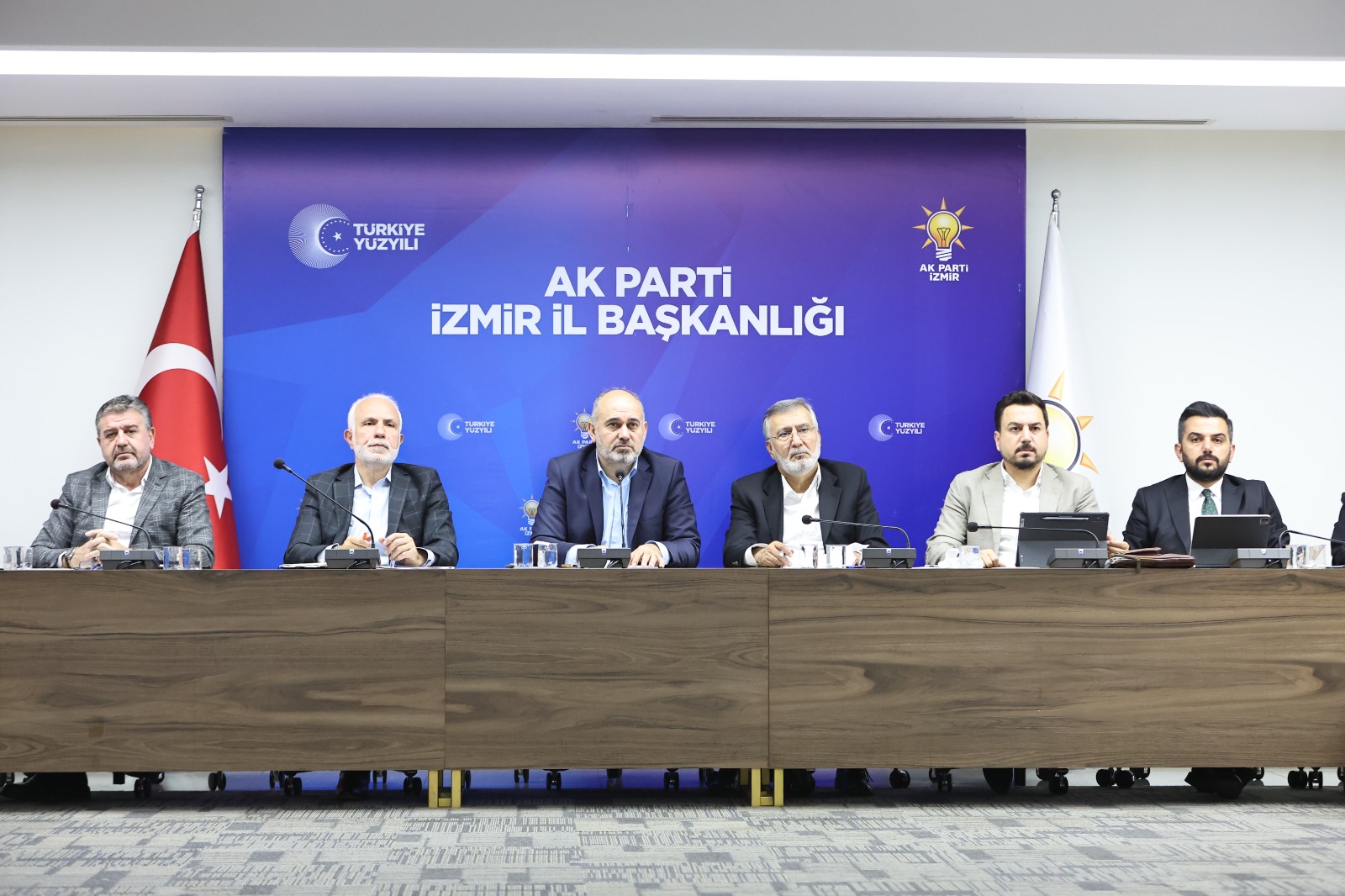 AK Parti İzmir’de, yerel yönetimler zirvesi!
