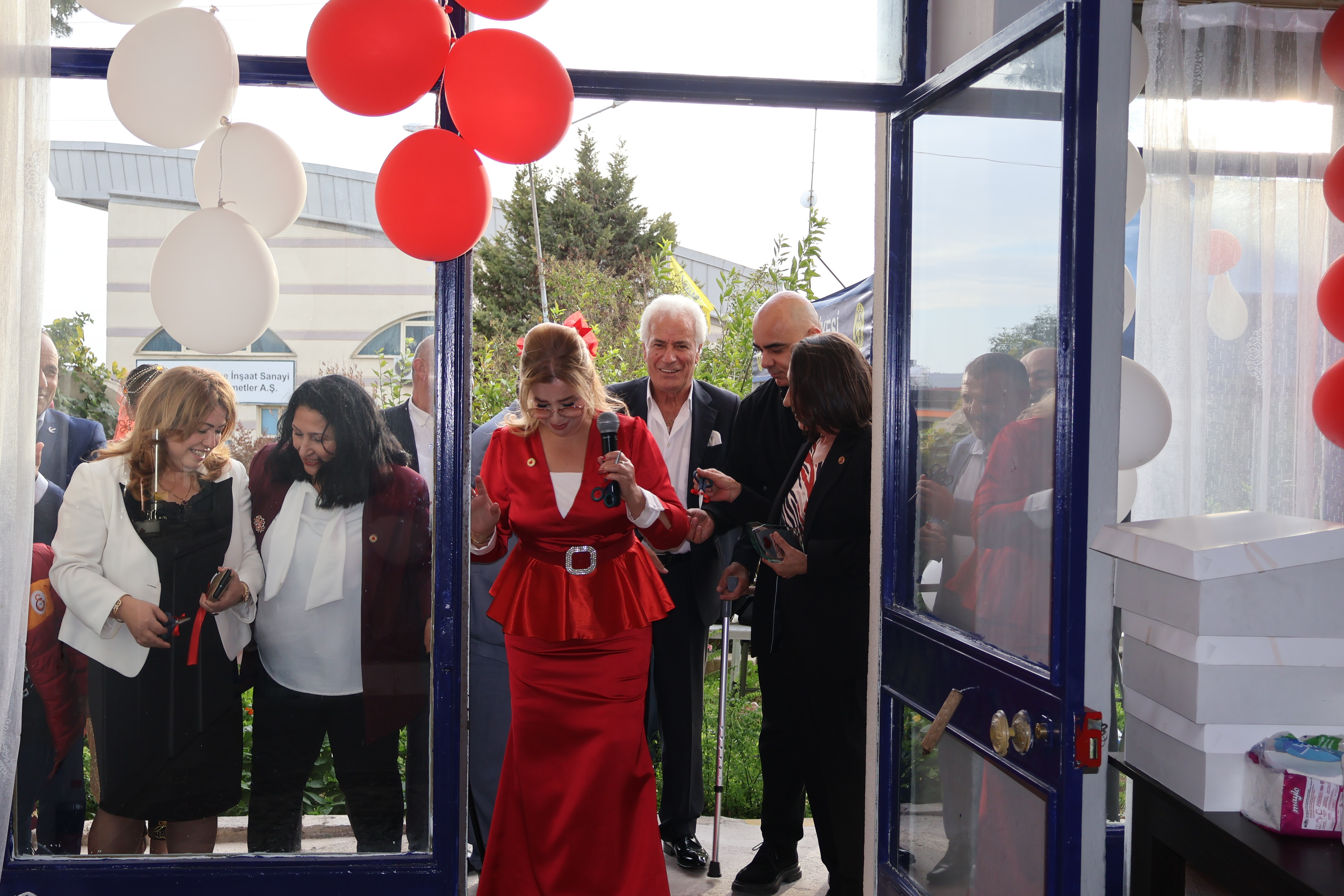 İZMİR'DE ENGELLİLER İÇİN UMUT KAPISI AÇILDI: "GERÇEK ENGEL, ZİHİNLERDEKİ AYRIMCILIKTIR"