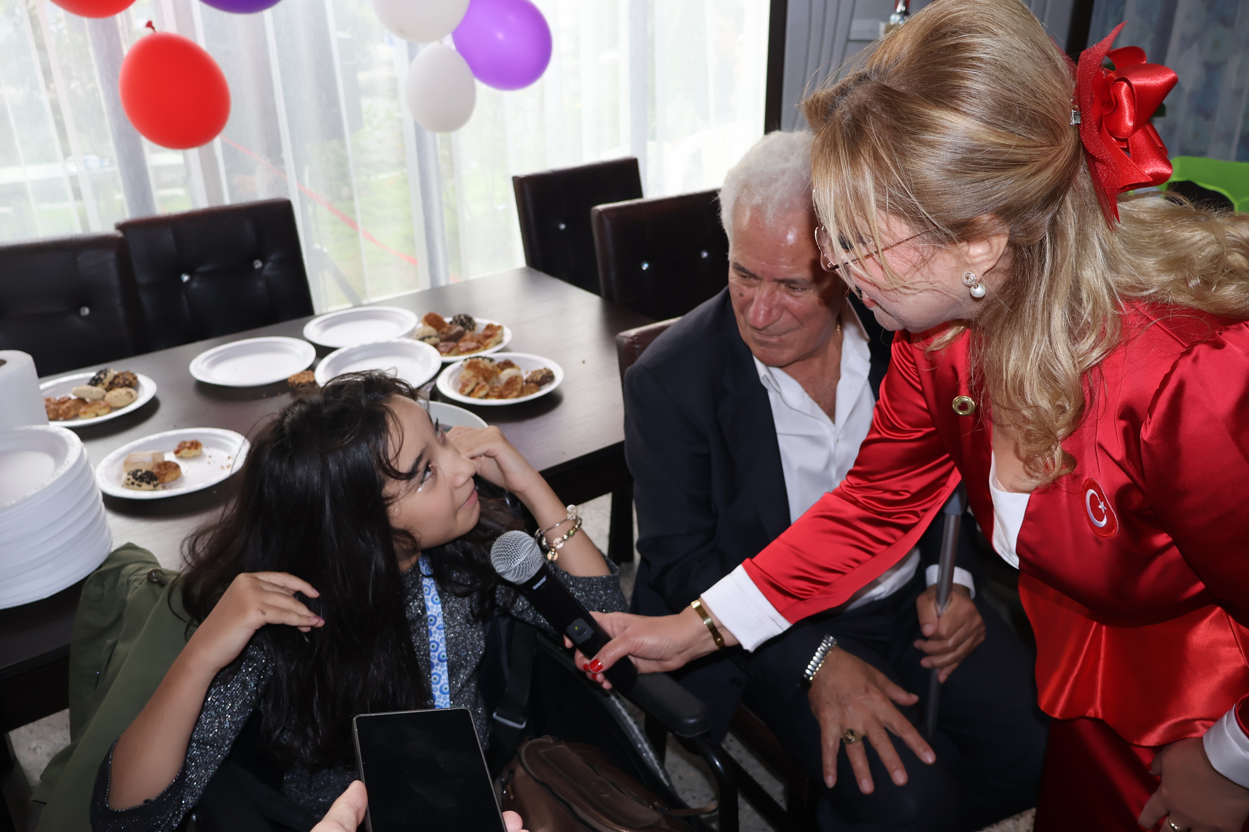 İZMİR'DE ENGELLİLER İÇİN UMUT KAPISI AÇILDI: "GERÇEK ENGEL, ZİHİNLERDEKİ AYRIMCILIKTIR"