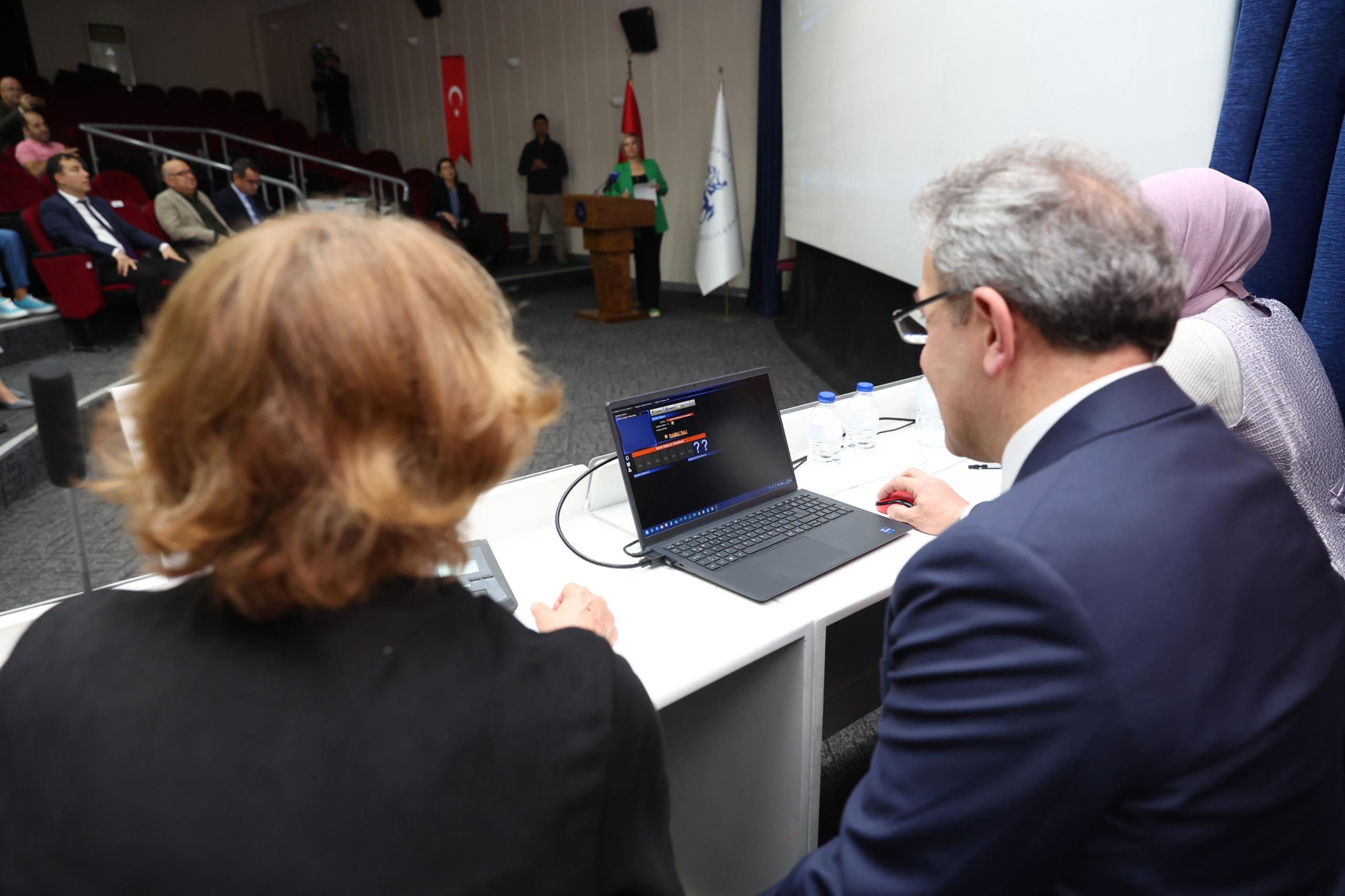 DEÜ’DE İŞKUR GENÇLİK PROGRAMI HEYECANI: 4 BİN ÖĞRENCİ İÇİN KURA ÇEKİMİ YAPILDI