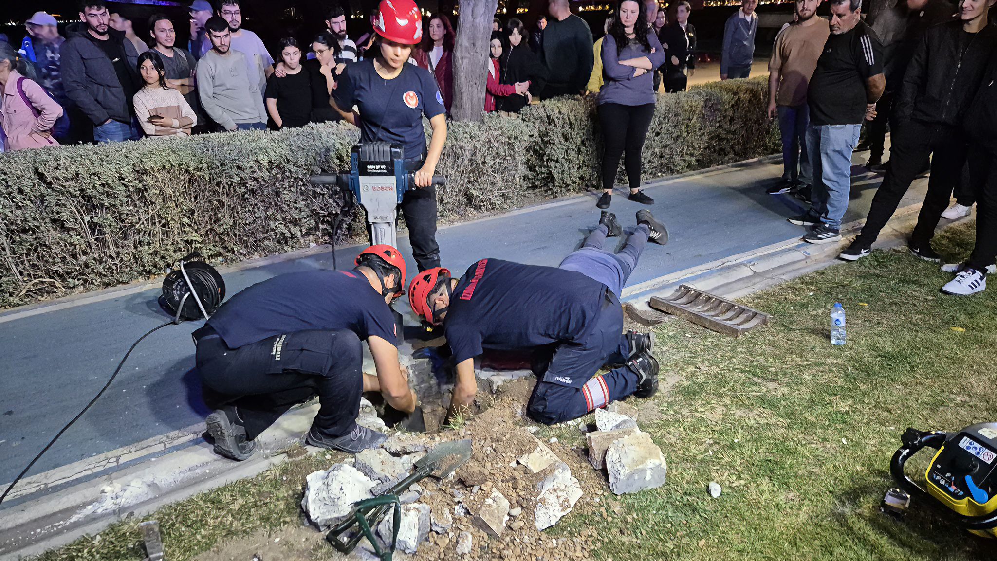 Mazgala düşen kayıp köpek ve yangında mahsur kalan kediler itfaiyenin çabasıyla kurtarıldı