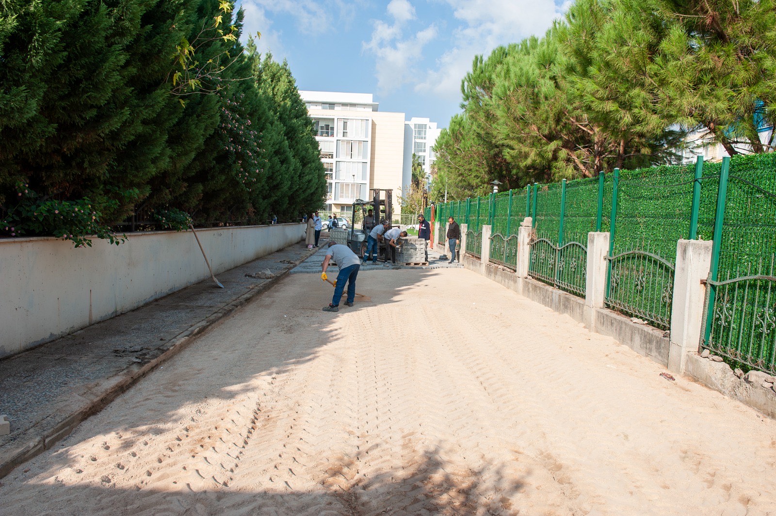 Karşıyaka’da okul çevrelerinde yol bakım çalışması