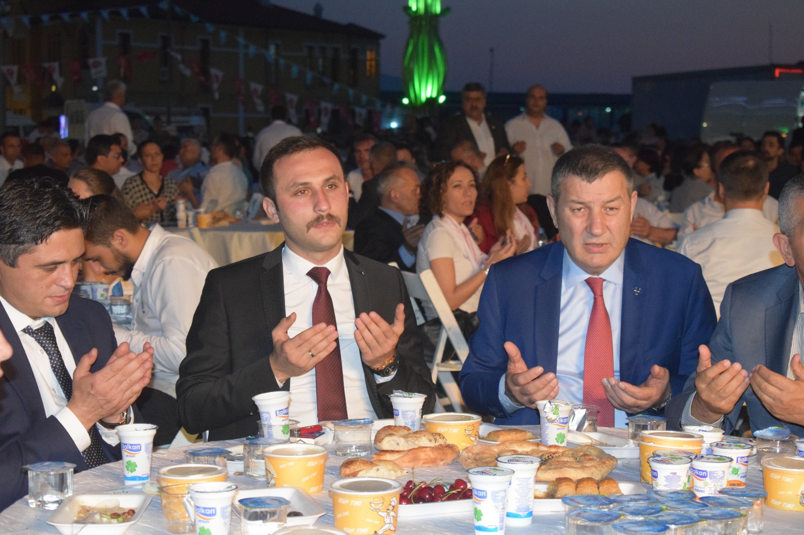 Fırat Yılmaz Çakıroğlu İftar Sofrası İzmirlileri Cumhuriyet Meydanında Buluşturdu