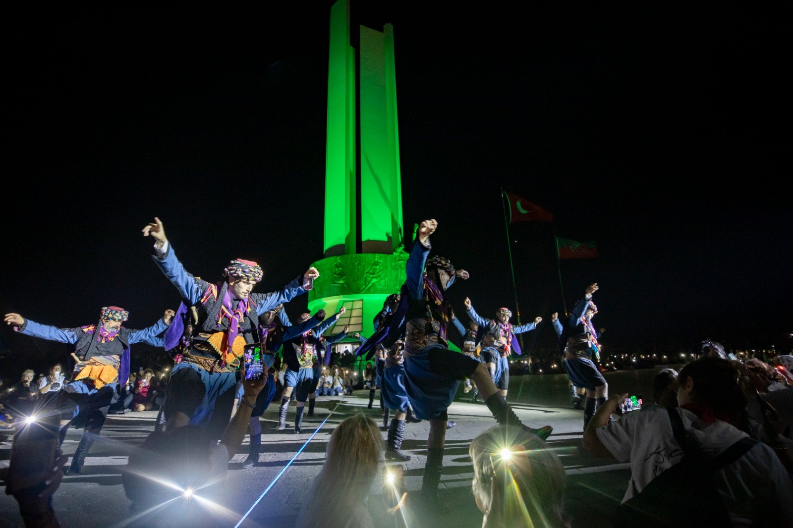 Karşıyakalılar Cumhuriyet aşkıyla sokaklara döküldü