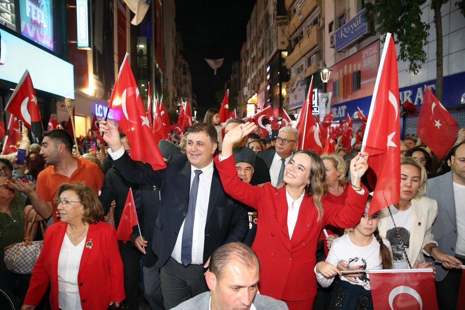 Karşıyakalılar Cumhuriyet aşkıyla sokaklara döküldü