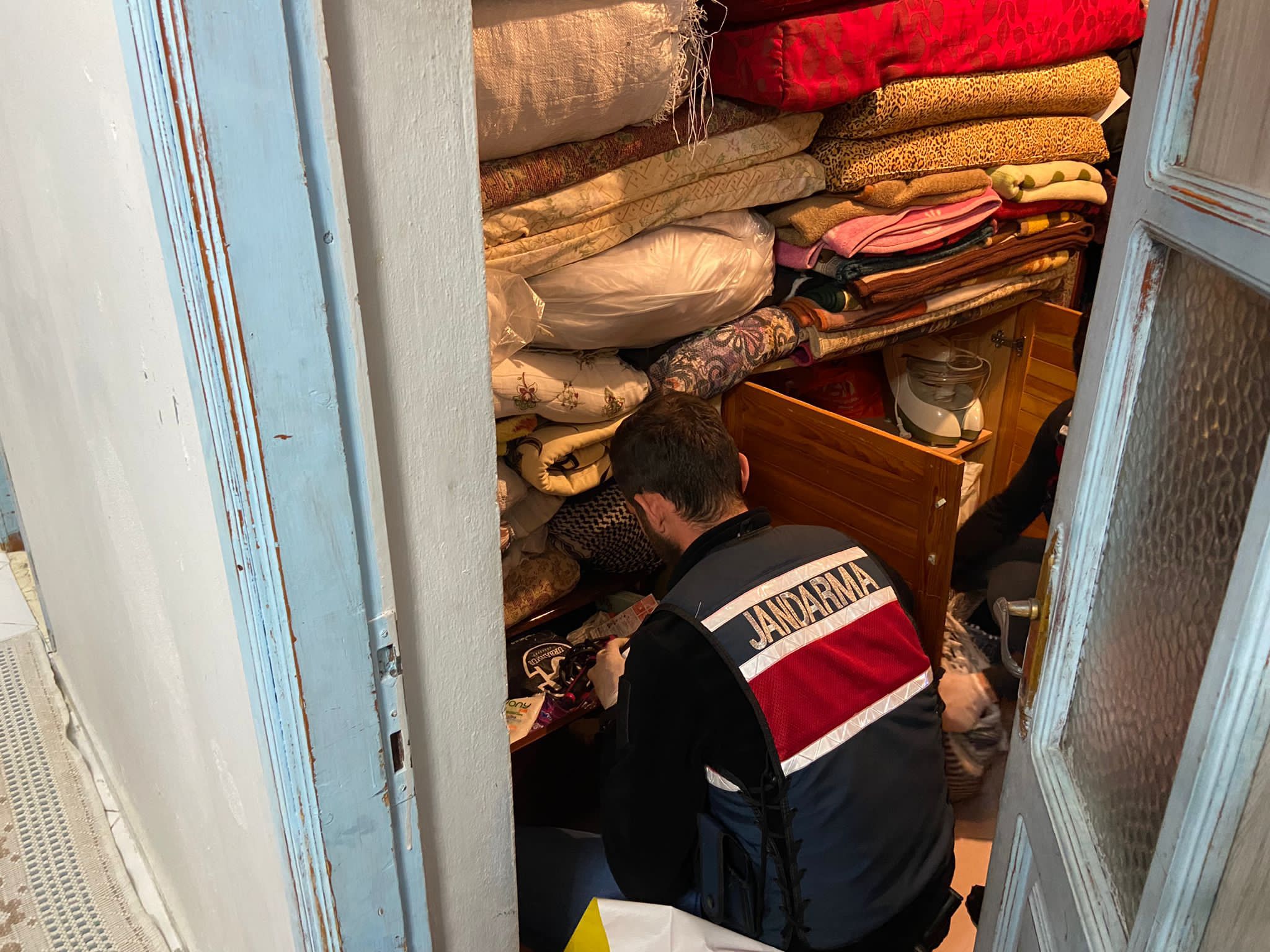 İzmir'de terör örgütü DEAŞ'a yönelik operasyonda 4 gözaltı