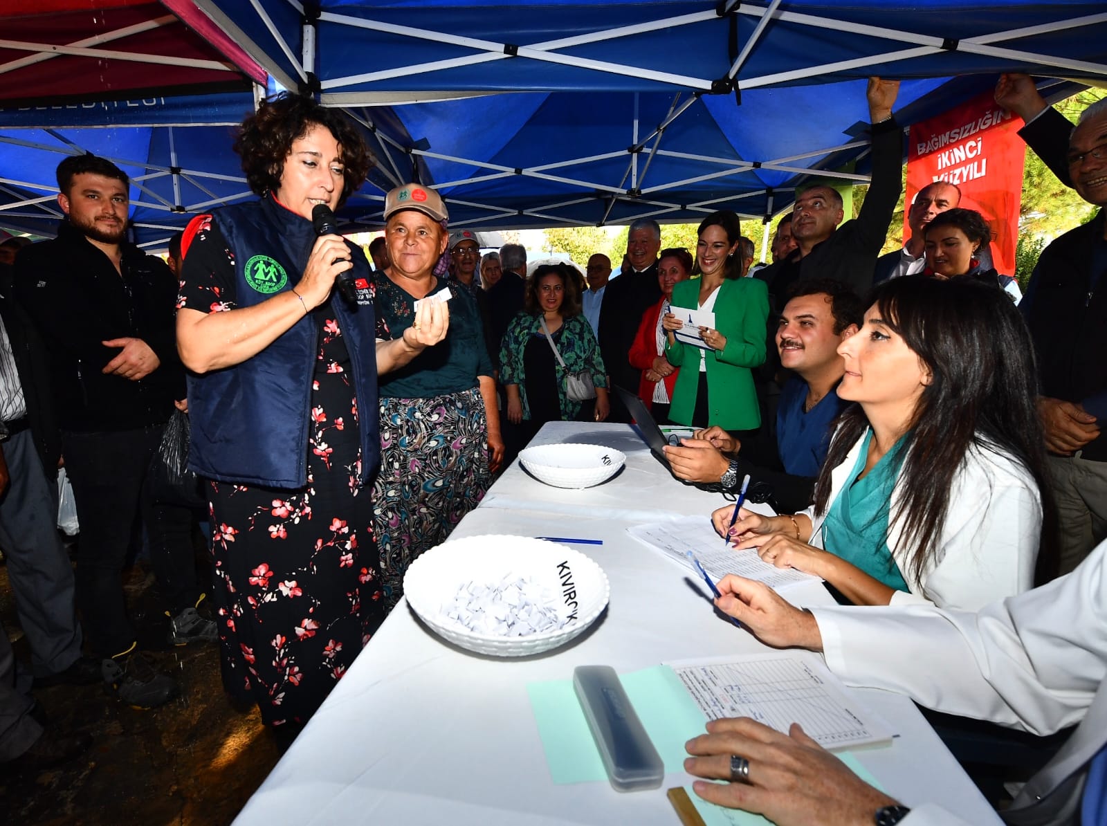 Ödemişli üreticiye küçükbaş hayvan ve yem bitkisi tohumu dağıtıldı