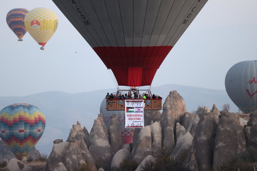 Kapadokya'da sıcak hava balonu İsrail'e tepki pankartıyla uçtu.