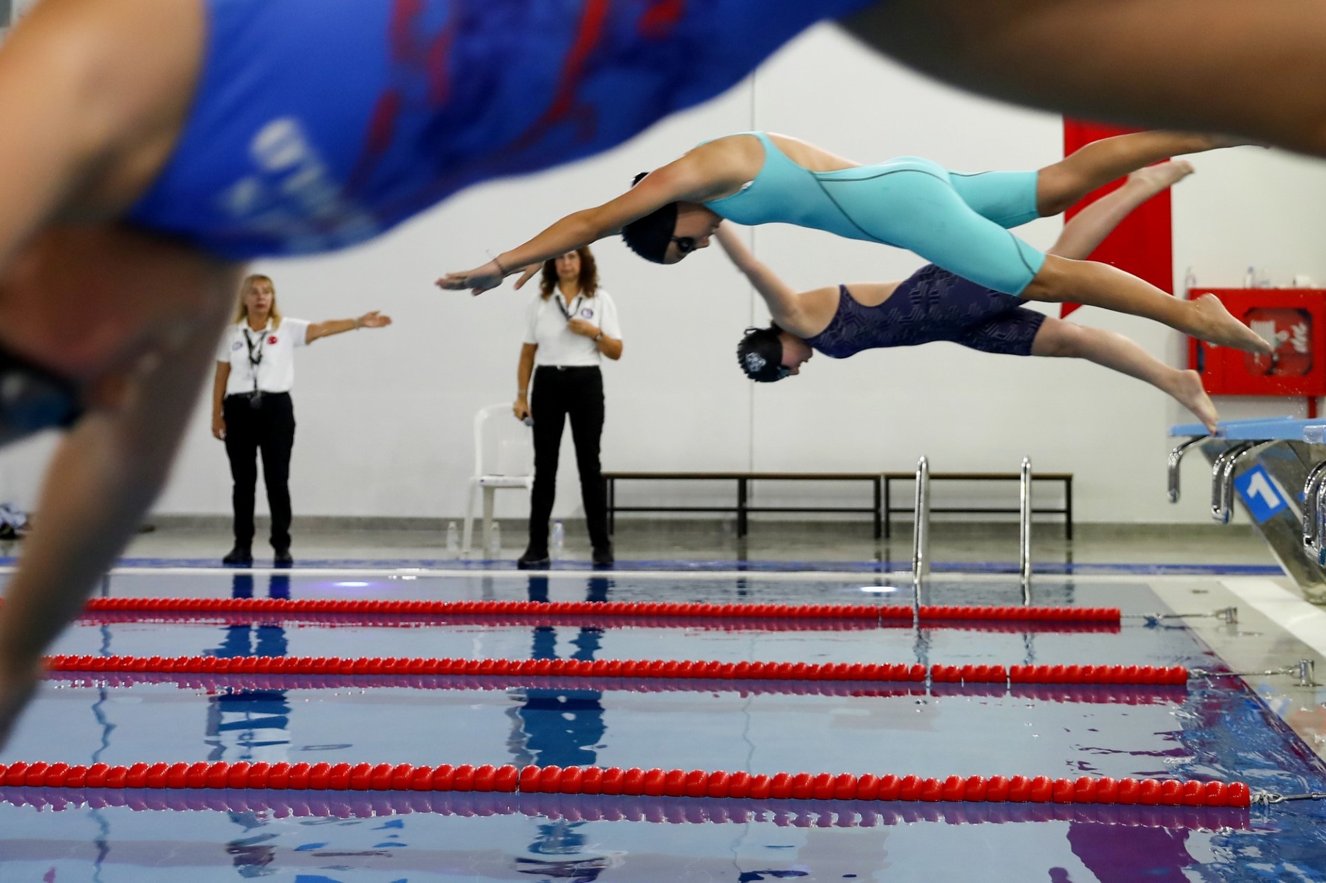 Geleceğin Milli Yüzücüleri Aliağa’da Atatürk İçin Kulaç Attı