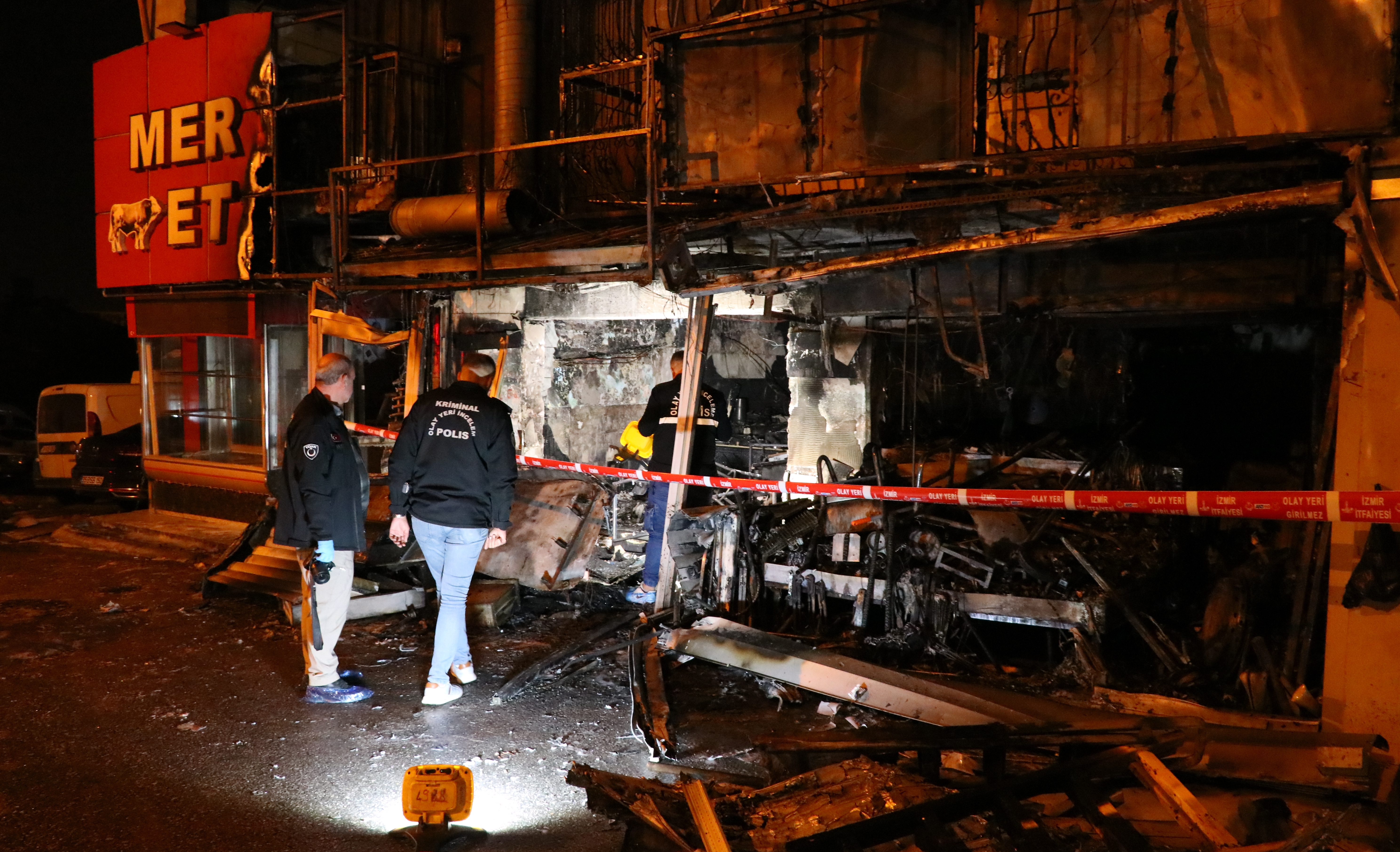 İzmir'de yangın çıkan dükkan kullanılamaz hale geldi