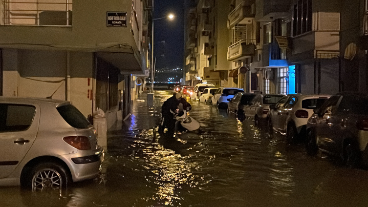 İzmir'de deniz taştı, sokaklar su altında kaldı