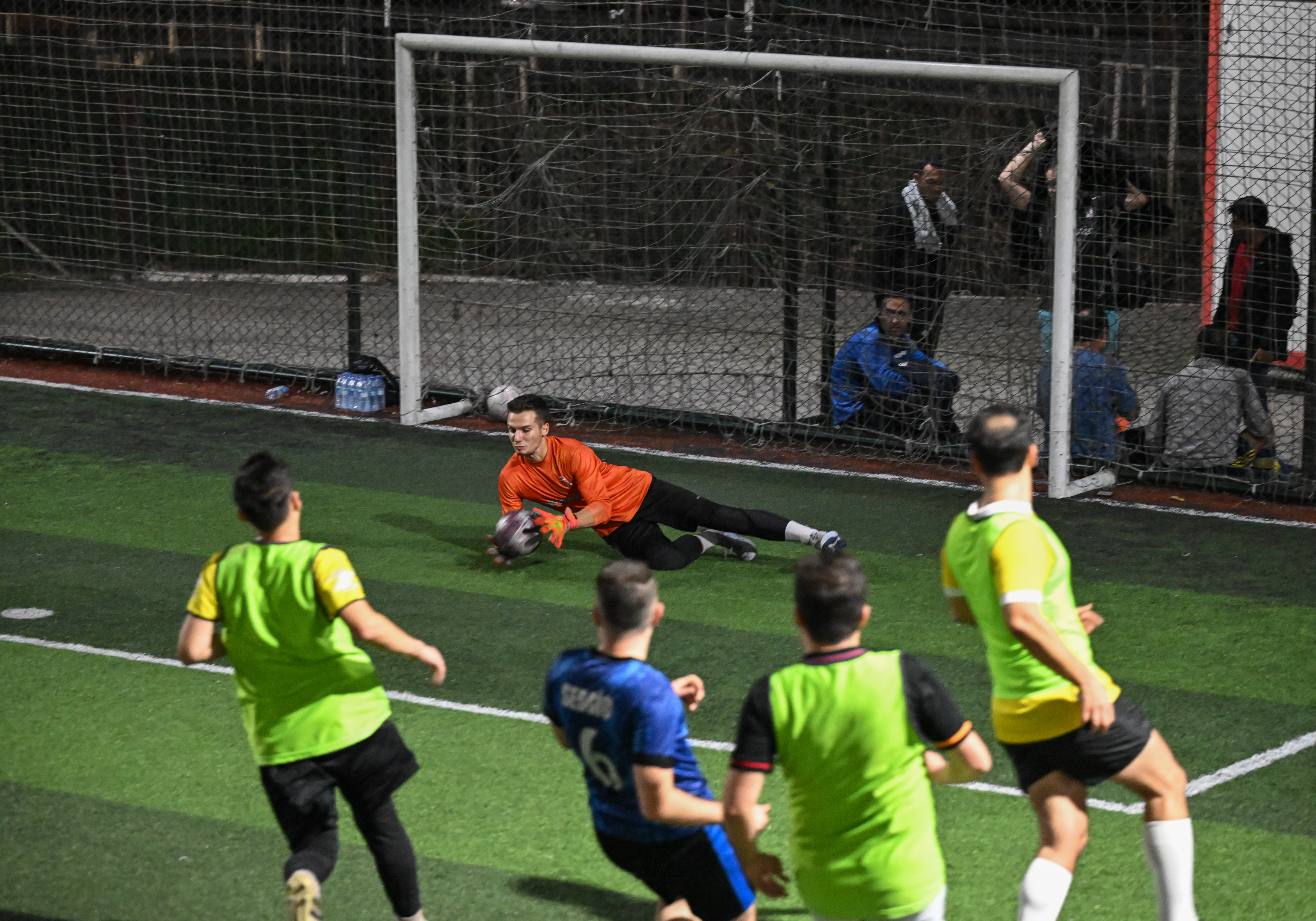 Takım bulamayan amatör kaleci, ücret karşılığı halı saha maçlarına çıkıyor