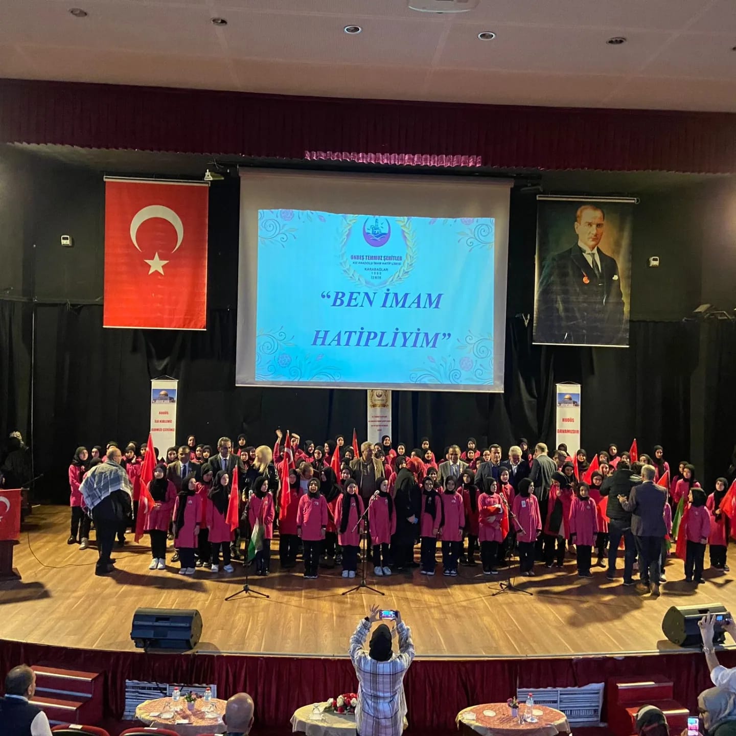 Milli Eğitim Bakan Yardımcısı Şamlıoğlu, İzmir Konak Meydanı'nda Filistin'e Destek Yürüyüşünde Öğrencilerle Buluştu