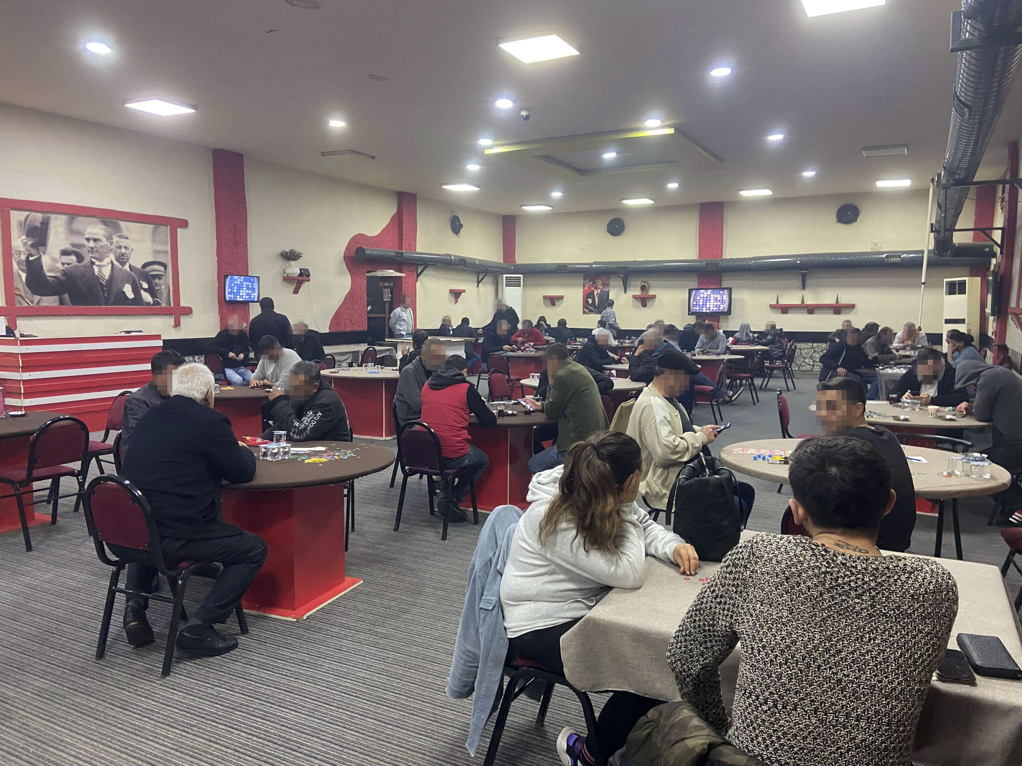 Bornova'da kumar oynarken yakalanan 70 kişiye para cezası kesildi