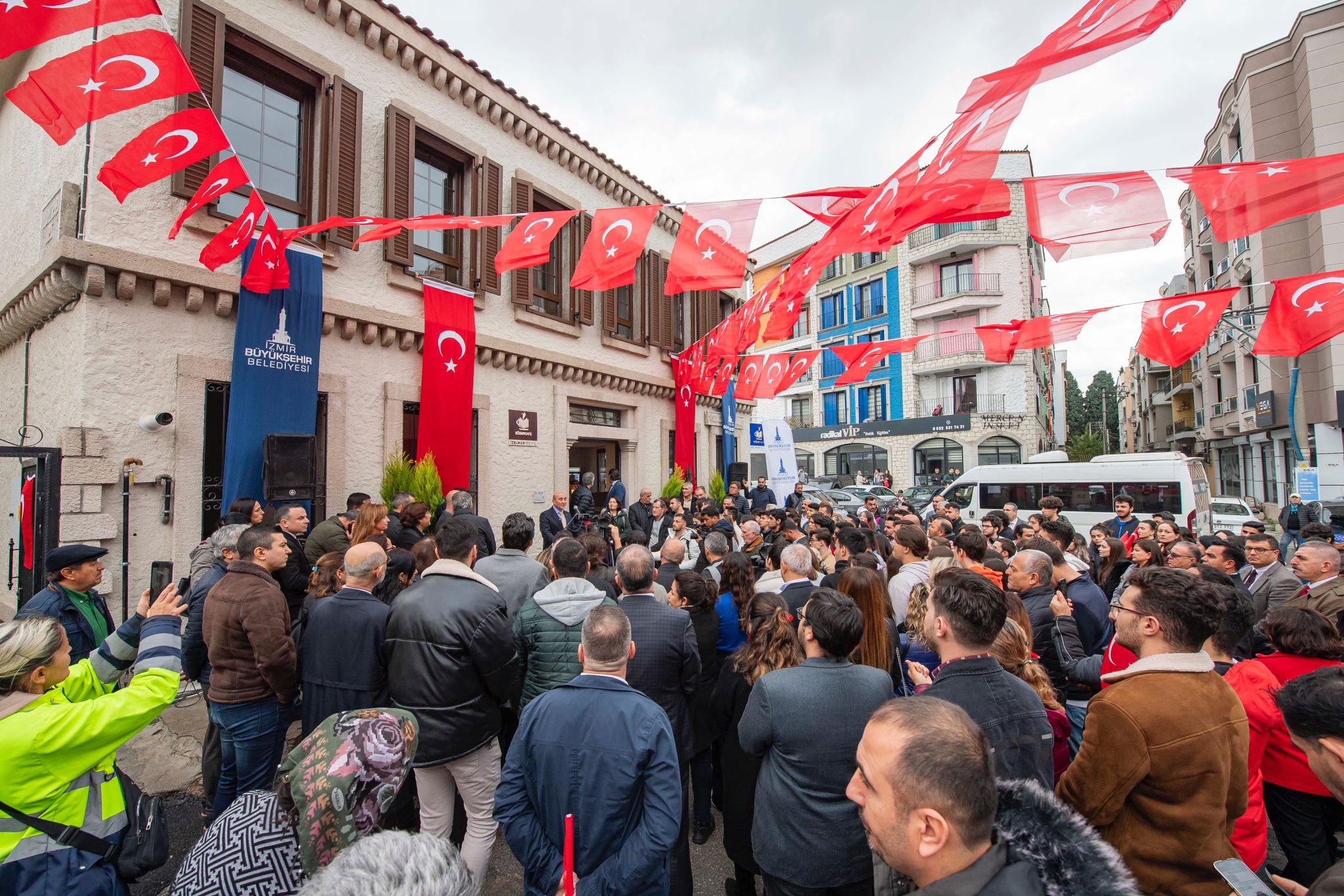 İzmir’in 24 saat yaşayan 100. Yıl Kitap Kafe ve Kütüphanesi açıldı