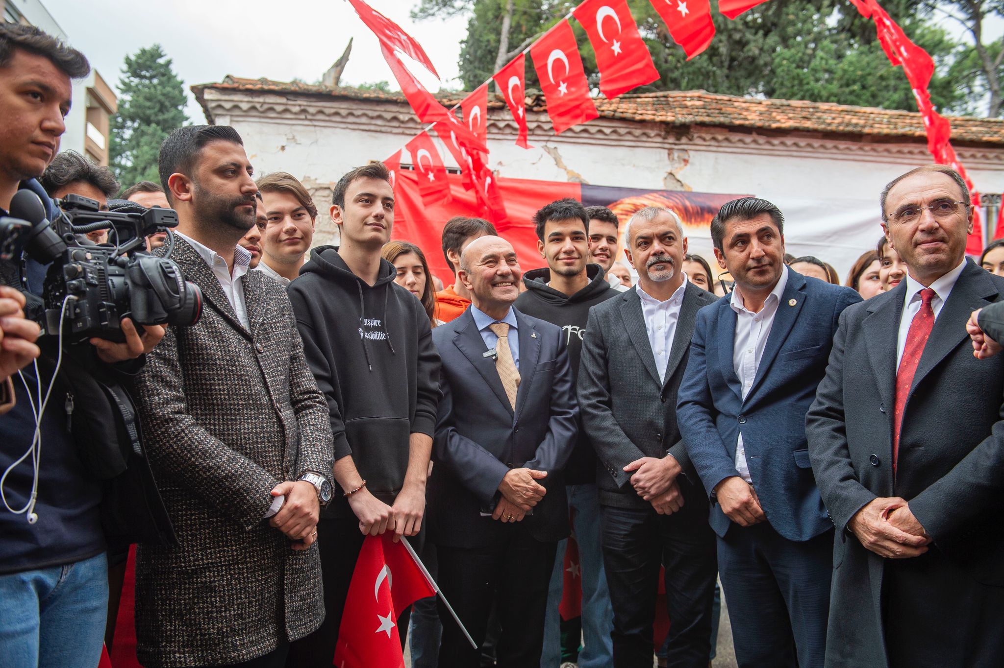 İzmir’in 24 saat yaşayan 100. Yıl Kitap Kafe ve Kütüphanesi açıldı