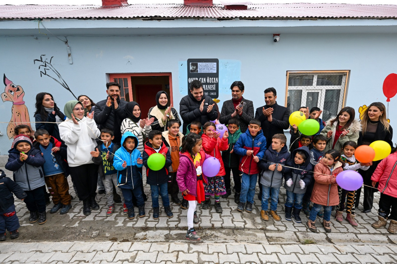 Emir Can İğrek, hayatını kaybeden müzisyen Onur Can Özcan için Van'da kütüphane yaptırdı.