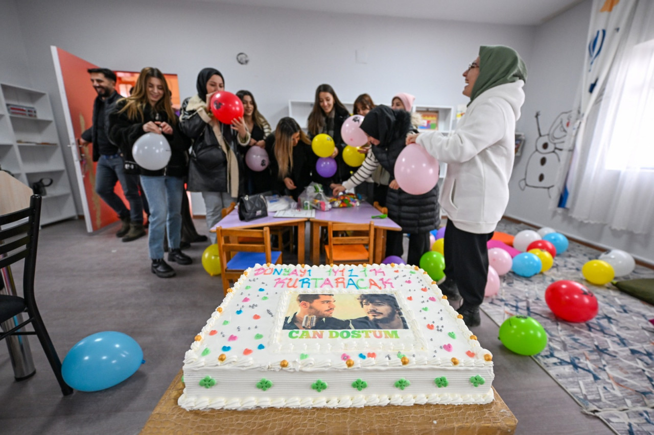 Emir Can İğrek, hayatını kaybeden müzisyen Onur Can Özcan için Van'da kütüphane yaptırdı.