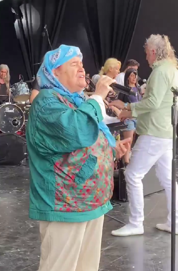 Selda Bağcan'ın konser öncesi giydiği kıyafet herkesi şaşırttı