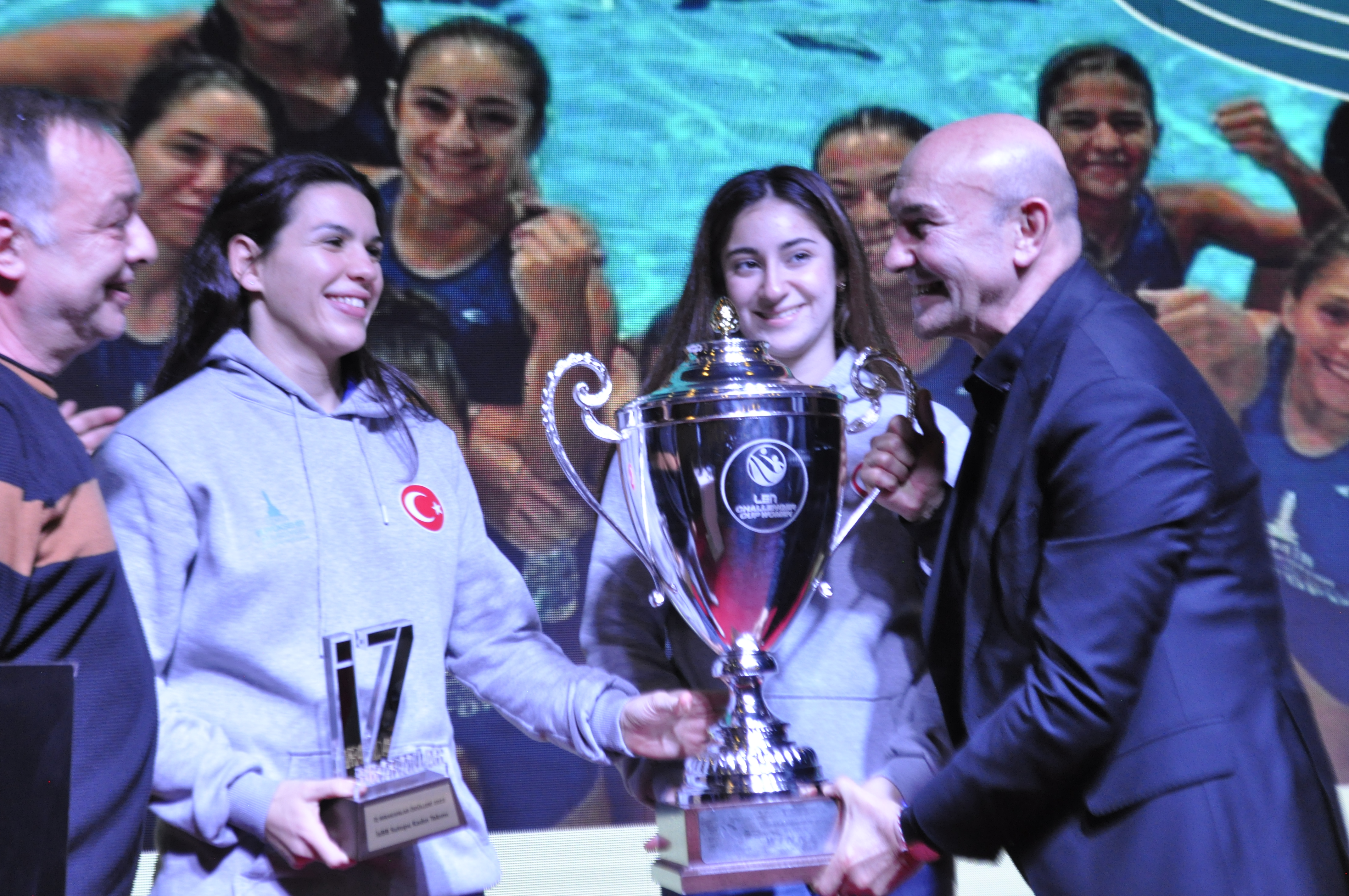 "İz Bırakanlar" ödüllerini aldı