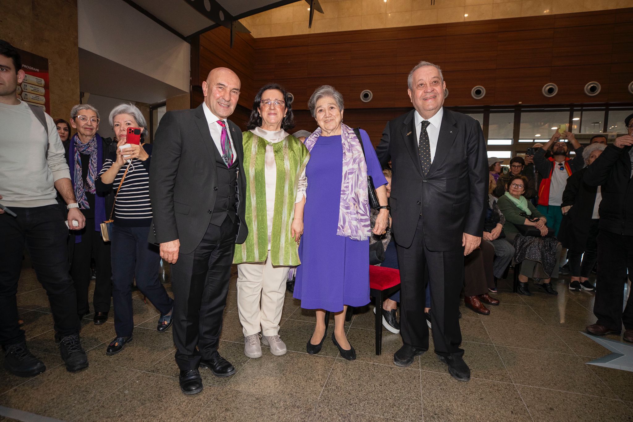 "İnsan Dünyadır" sergisi İzmirlilerle buluştu