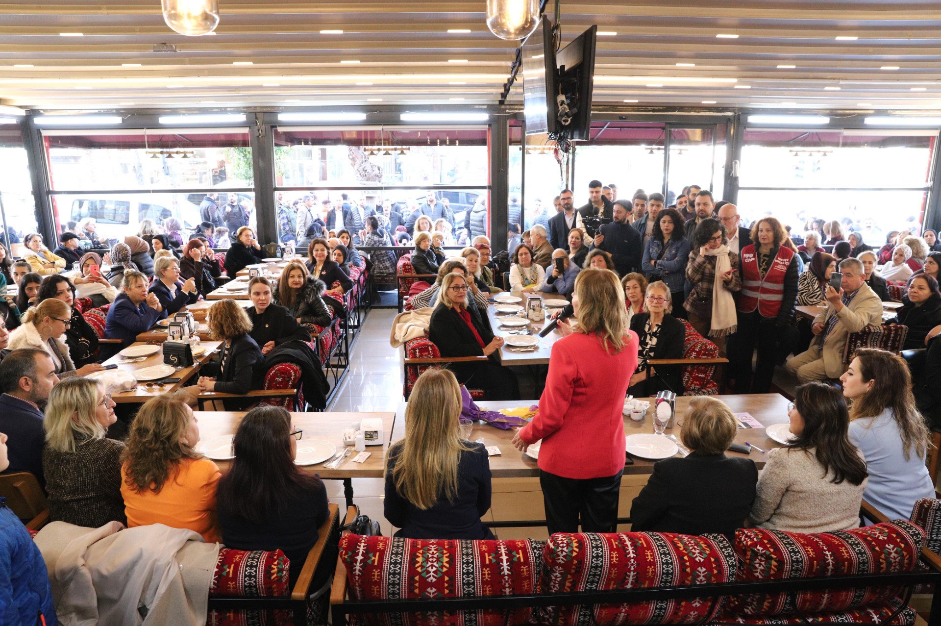 Konak’ta coşkulu kadın buluşması: Nazlıaka’dan Mutlu’ya övgü dolu sözler