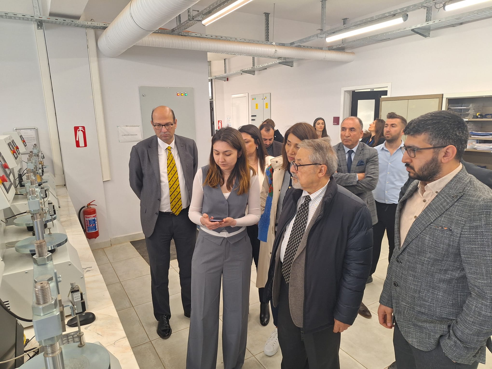 Prof. Dr. Naci Görür İzmir’deki yapı ve zemin laboratuvarını ziyaret etti