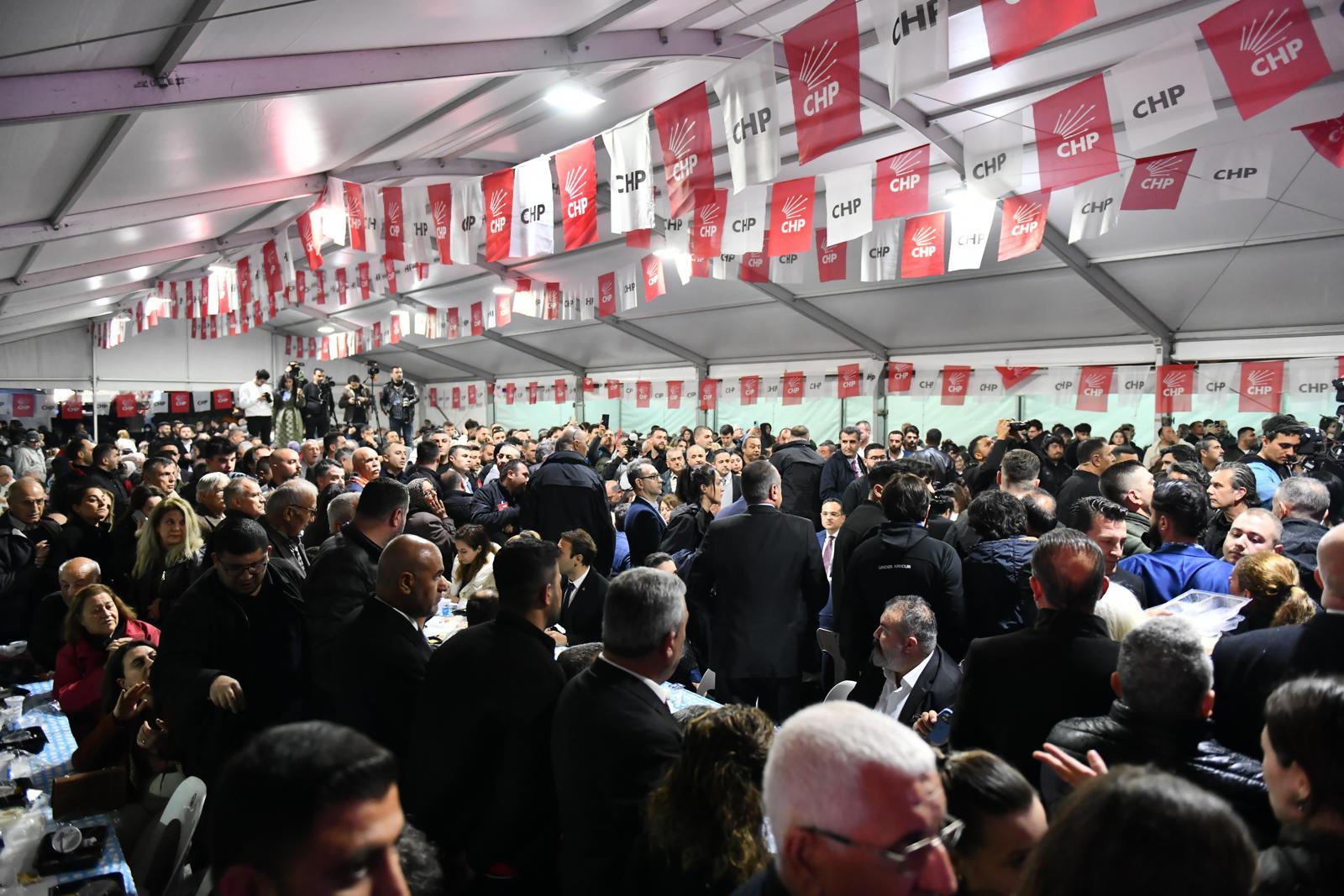 CHP Genel Başkanı Özgür Özel ile Başkan Tugay yurttaşlarla iftar yaptı