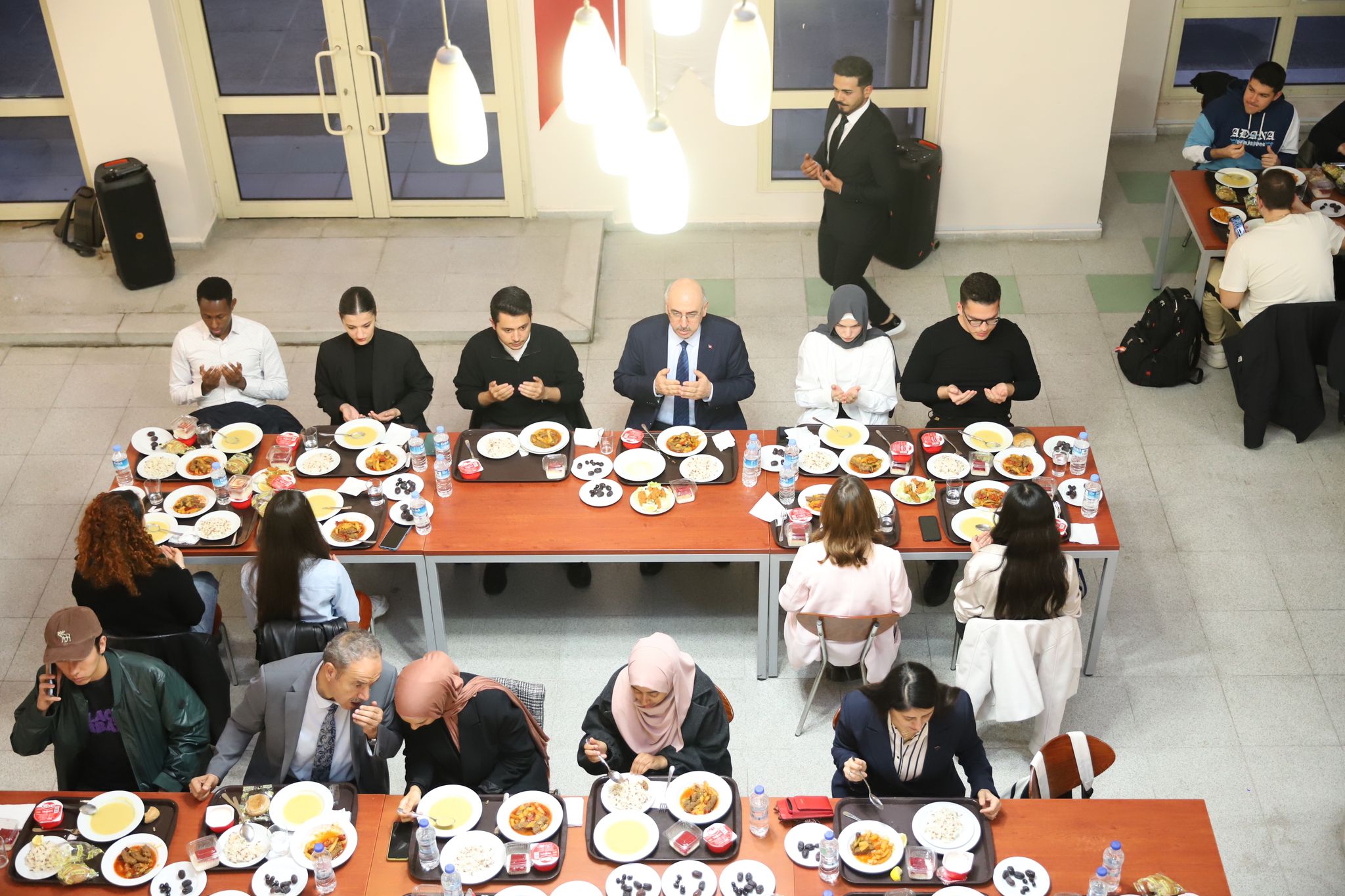 (DEÜ) Rektör Vekili Prof. Dr. Mahmut Ak, öğrencilerle birlikte iftar yaptı.
