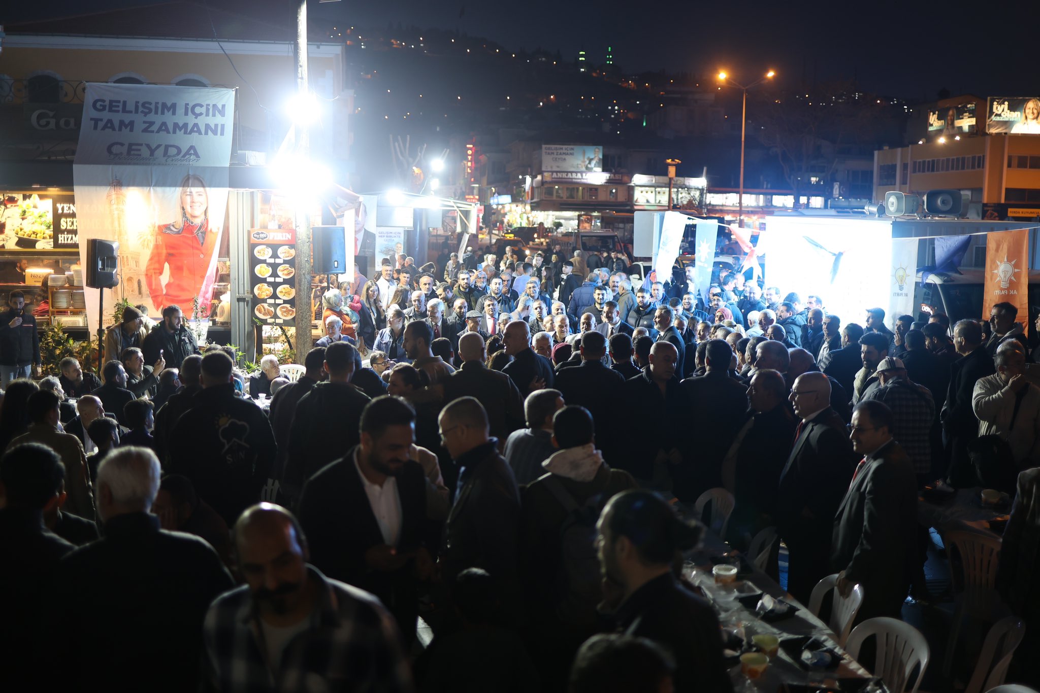 AK Parti Konak adayı Çankırı, Basmane iftar programında vatandaşlarla bir araya geldi