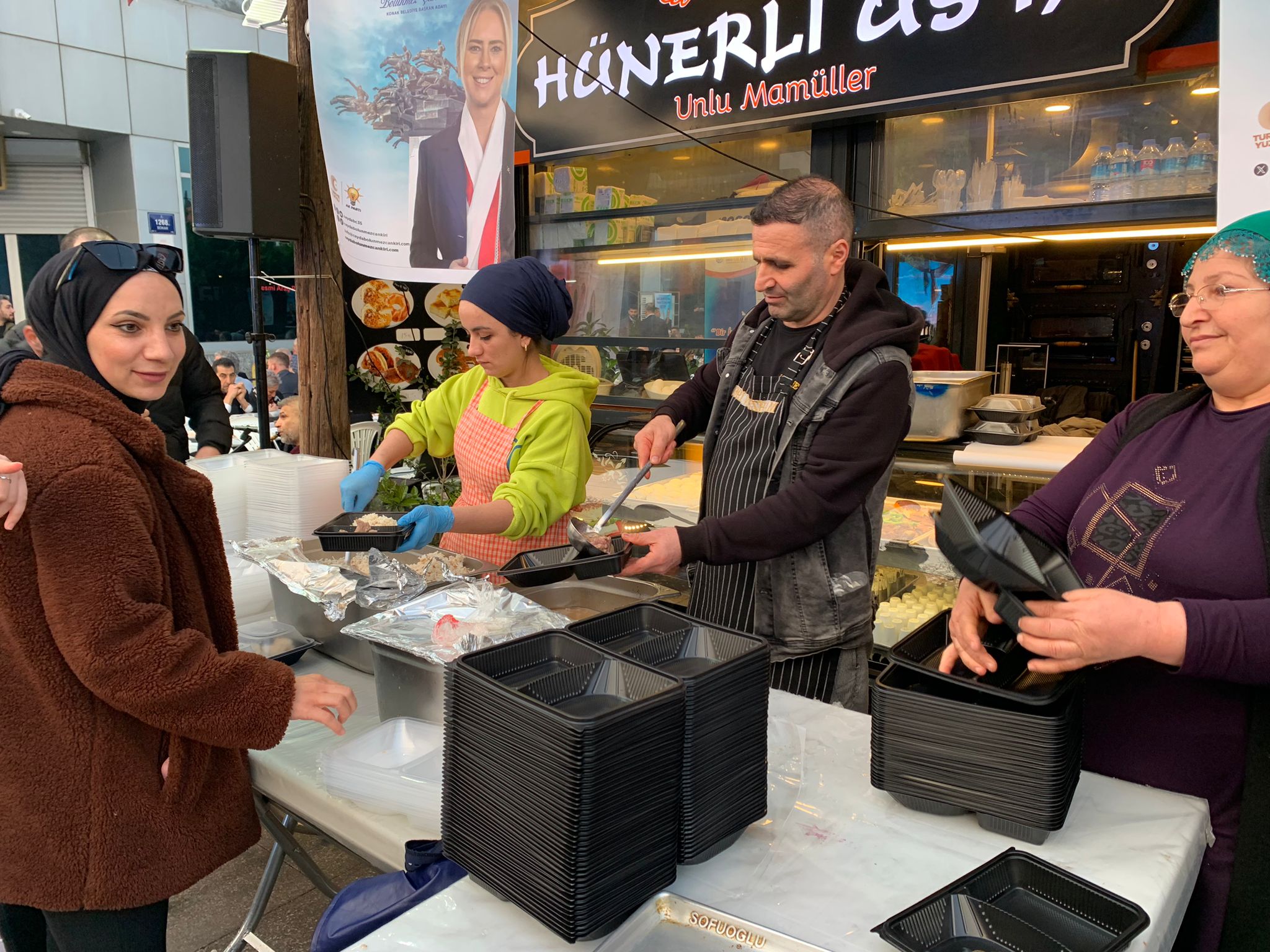 AK Parti Konak adayı Çankırı, Basmane iftar programında vatandaşlarla bir araya geldi
