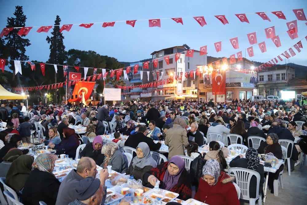 Kınık Belediyesi’nden hemşehrilerine 5000 kişilik iftar sofrası