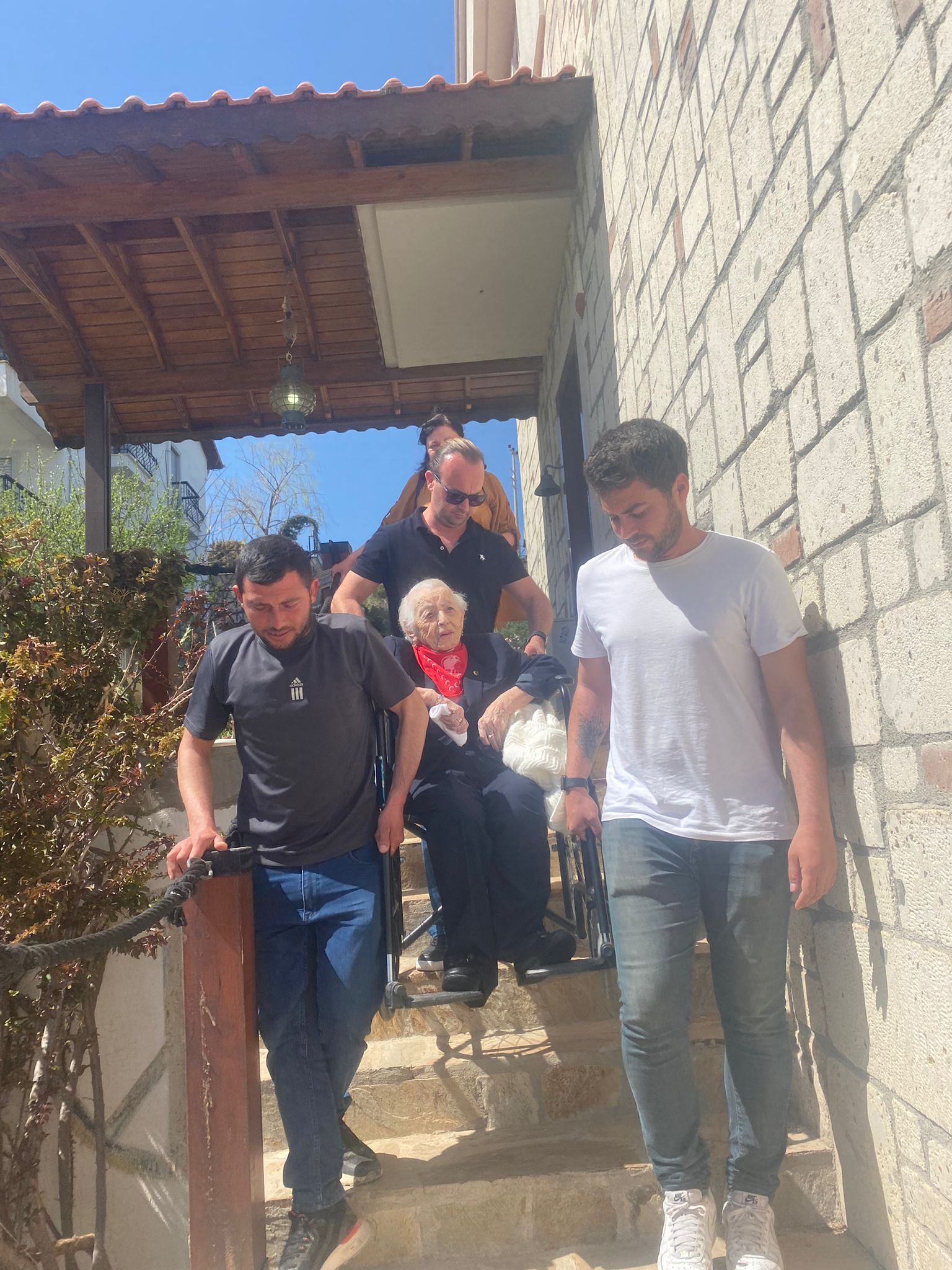 Cumhuriyetle Yaşıt Zekiye Teyze, İzmir Karaburun'da Oyunu Kullandı