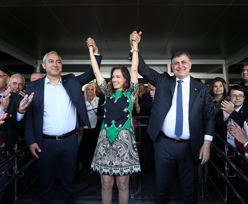 Karşıyaka’da devir teslim coşkusu; Tugay, görevi Yıldız Ünsal’a devretti