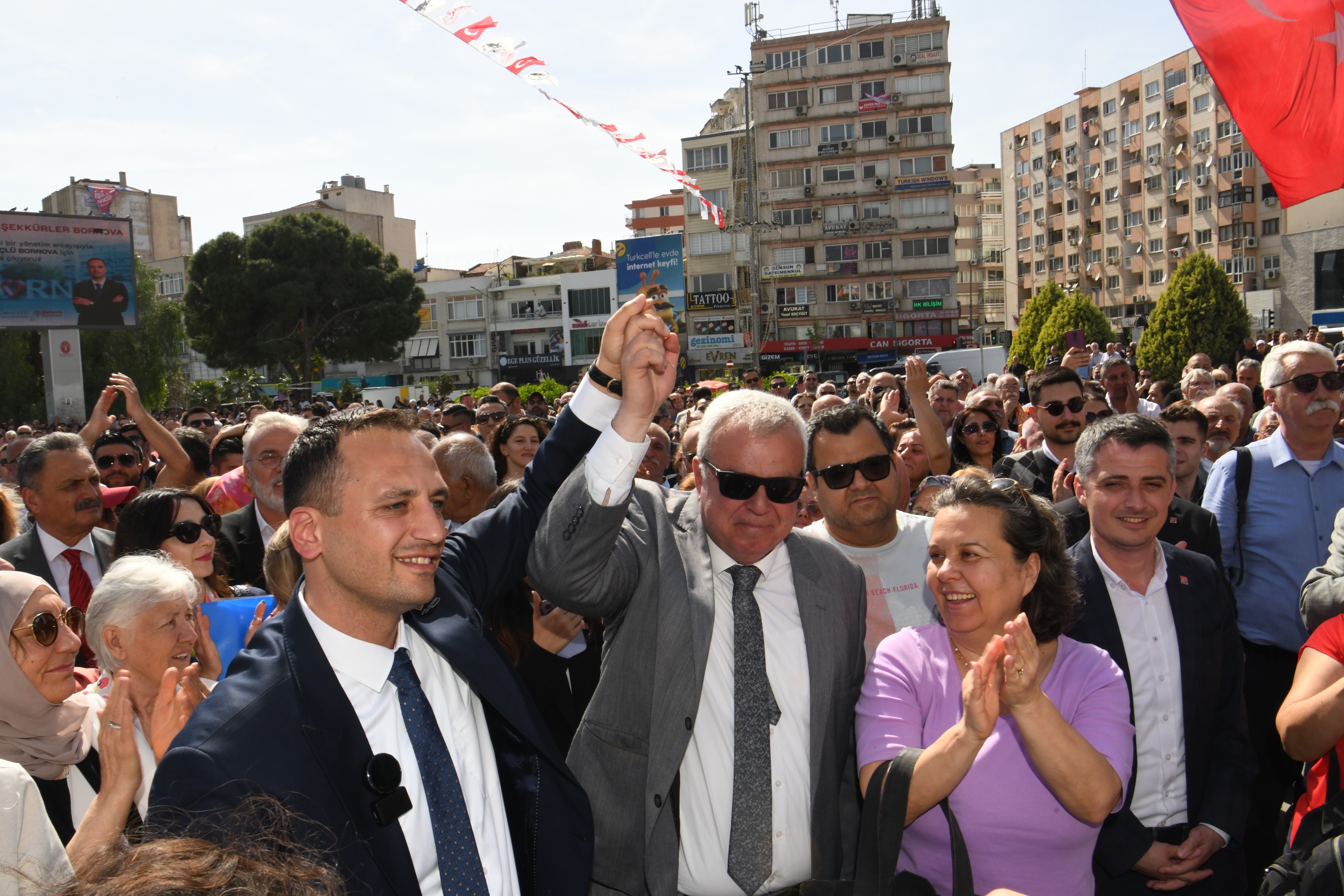 Başkan Eşki göreve resmen başladı: Bornova’da coşkulu karşılama