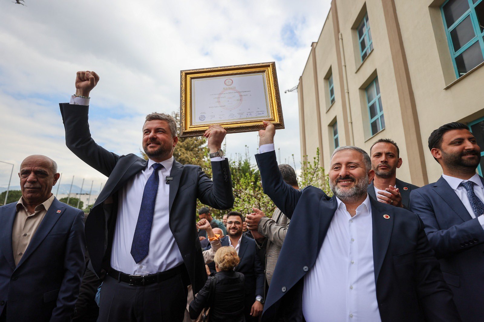 Başkan Duman mazbatasını aldı:  “Ne de olsa kışın sonu bahardır!”