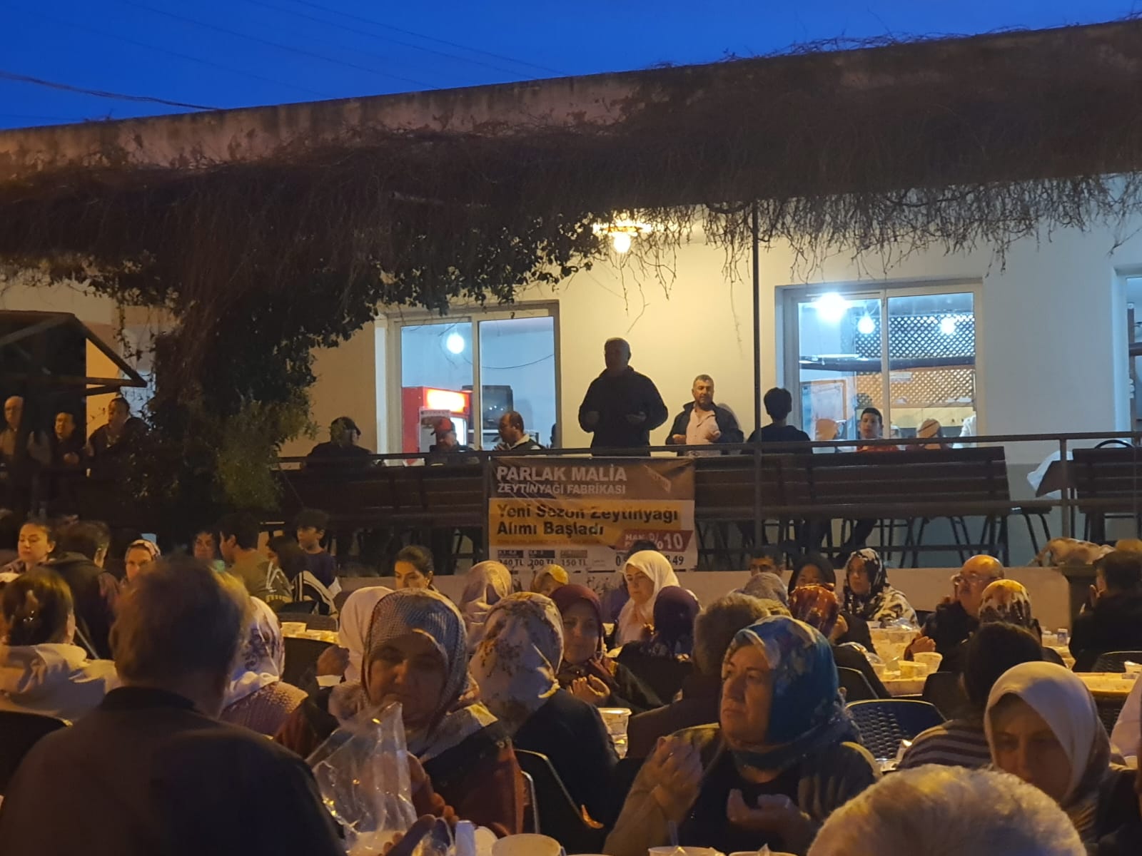 Karaburun'da imece ruhuyla kurulan iftar sofrasında mahalle dayanışması