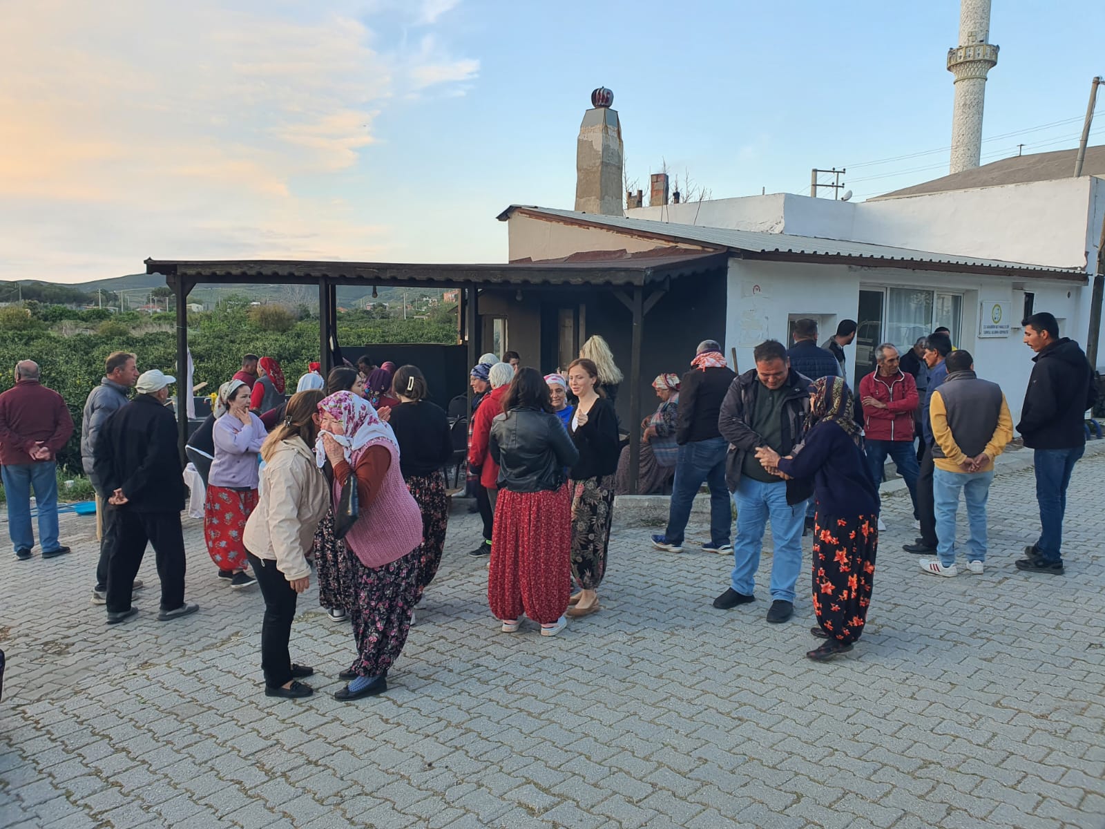 Karaburun'da imece ruhuyla kurulan iftar sofrasında mahalle dayanışması