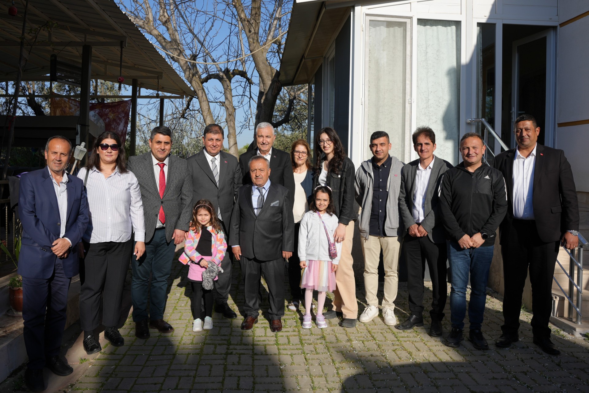 BAŞKAN TUGAY KEMALPAŞALILAR İLE BAYRAMLAŞTI