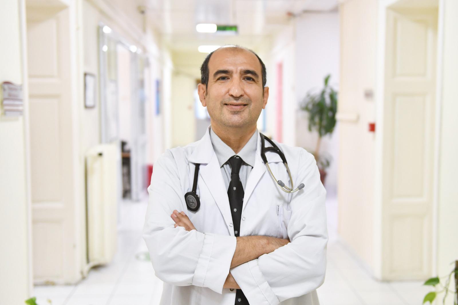 Kulakları duymayan 86 yaşındaki Cemil Amca Eşrefpaşa Hastanesi'nde tedavi oldu