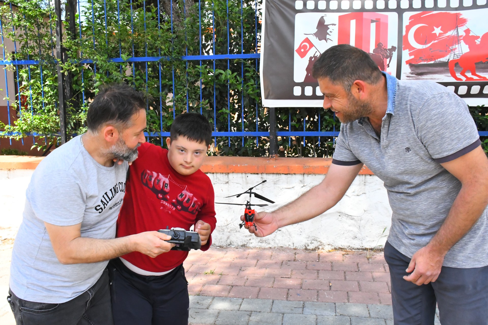 Helikopterleri ağaçta asılı kalan çocukların imdadına belediye koştu