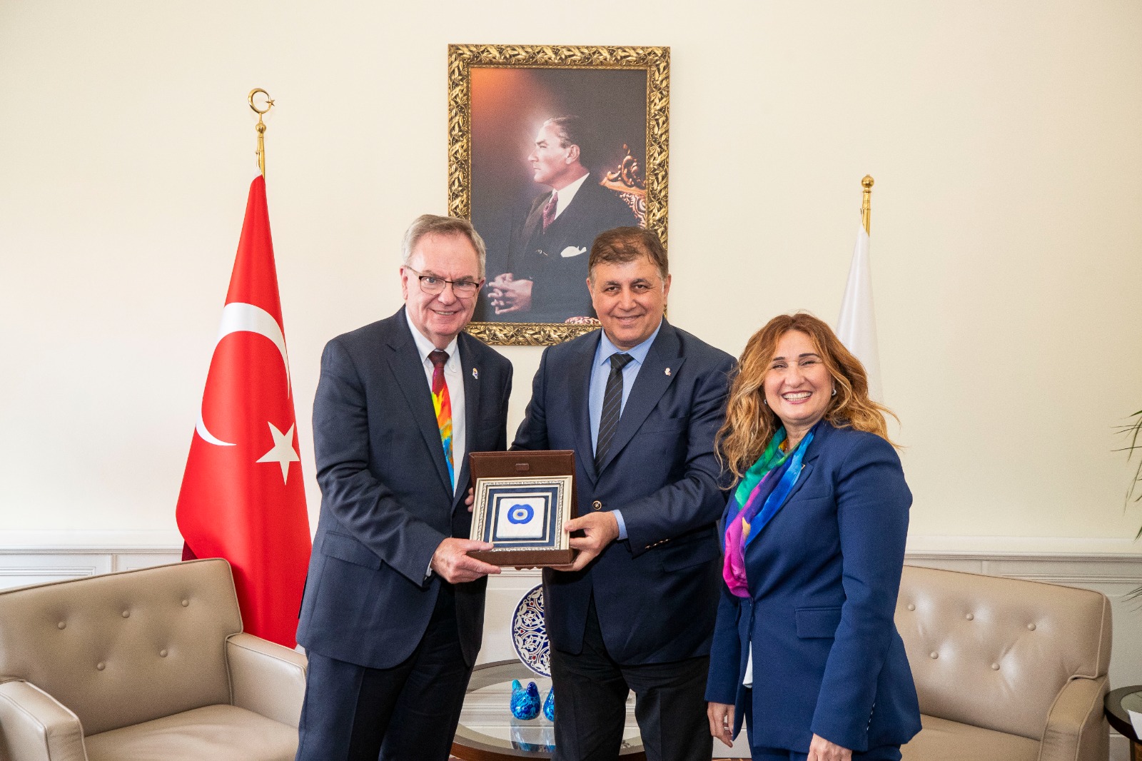 Başkan Tugay’dan kadın ve çocuklara yönelik projelere destek sözü