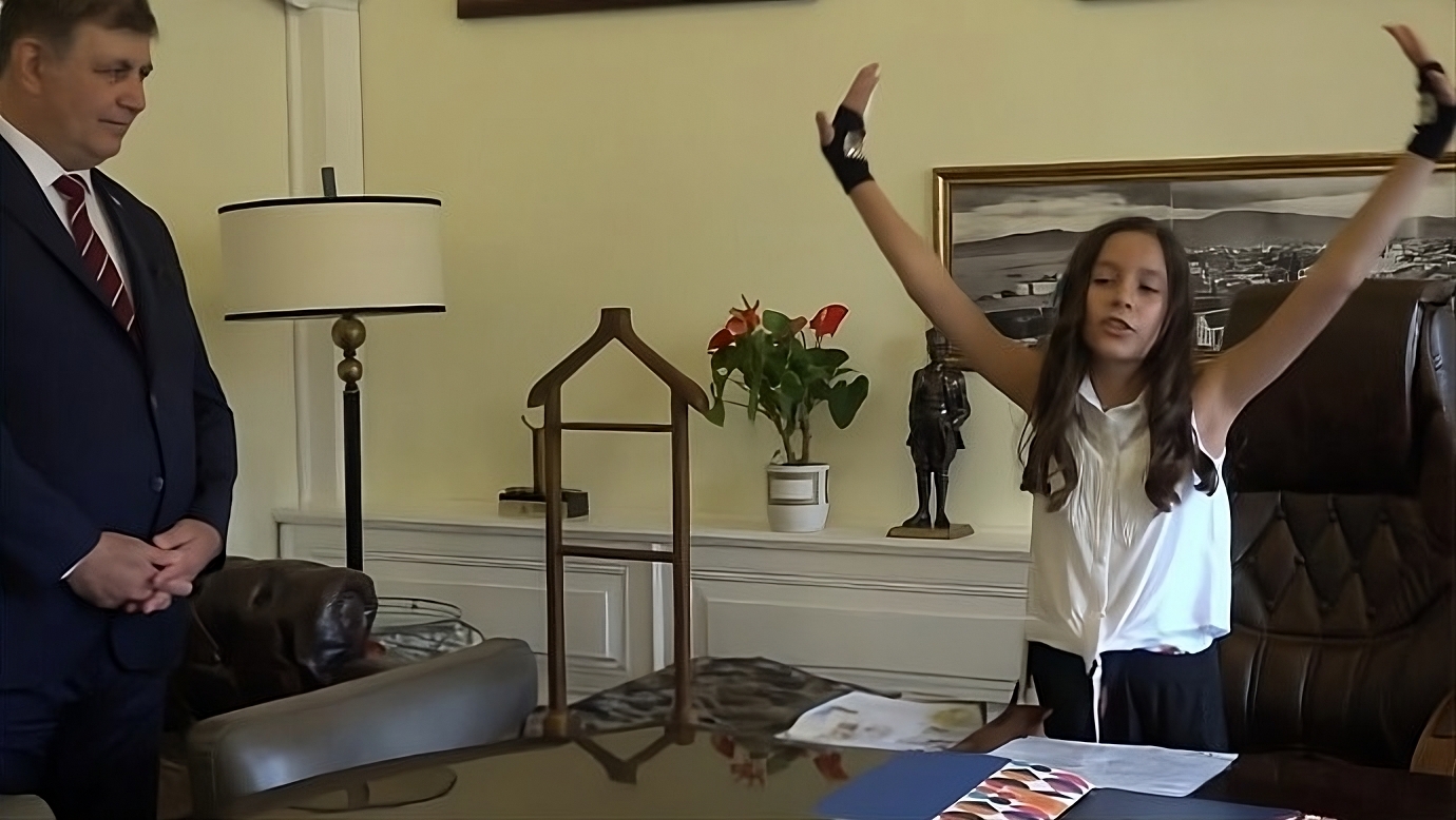 Başkan Tugay’ın emanet ettiği koltukta şarkılı mesaj