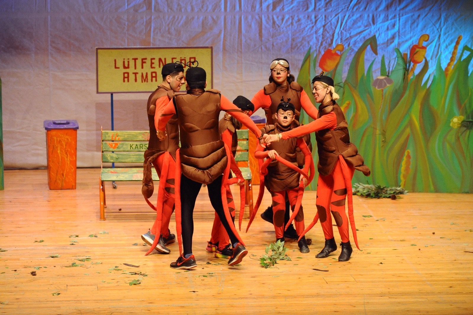 Karşıyaka Belediye Tiyatrosu tarafından sahneye taşınan “Çekirdekten Ormana” adlı tiyatro oyunu sezona veda etti.