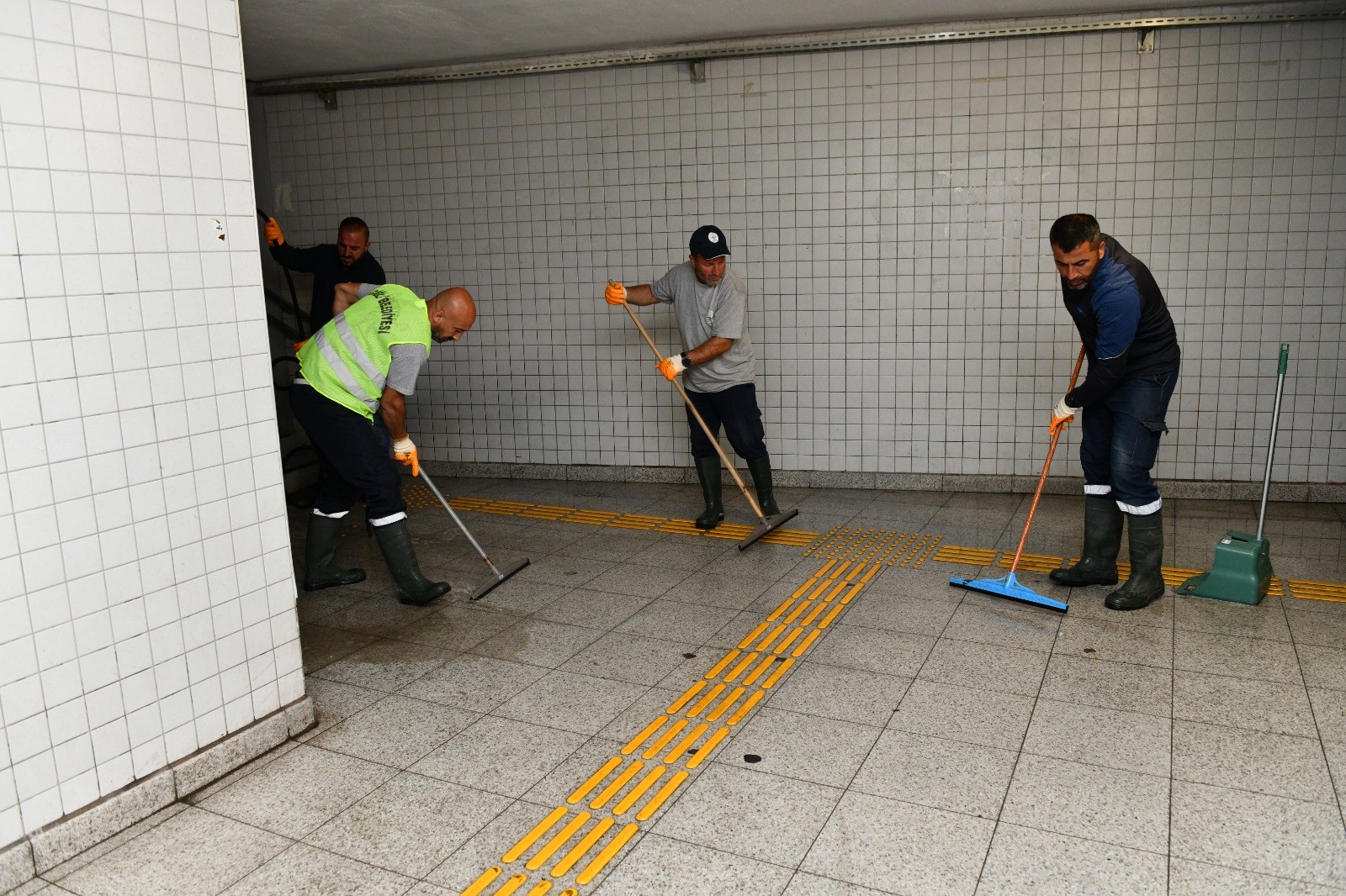 Çiğli’de Temizlik Seferberliği Sürüyor