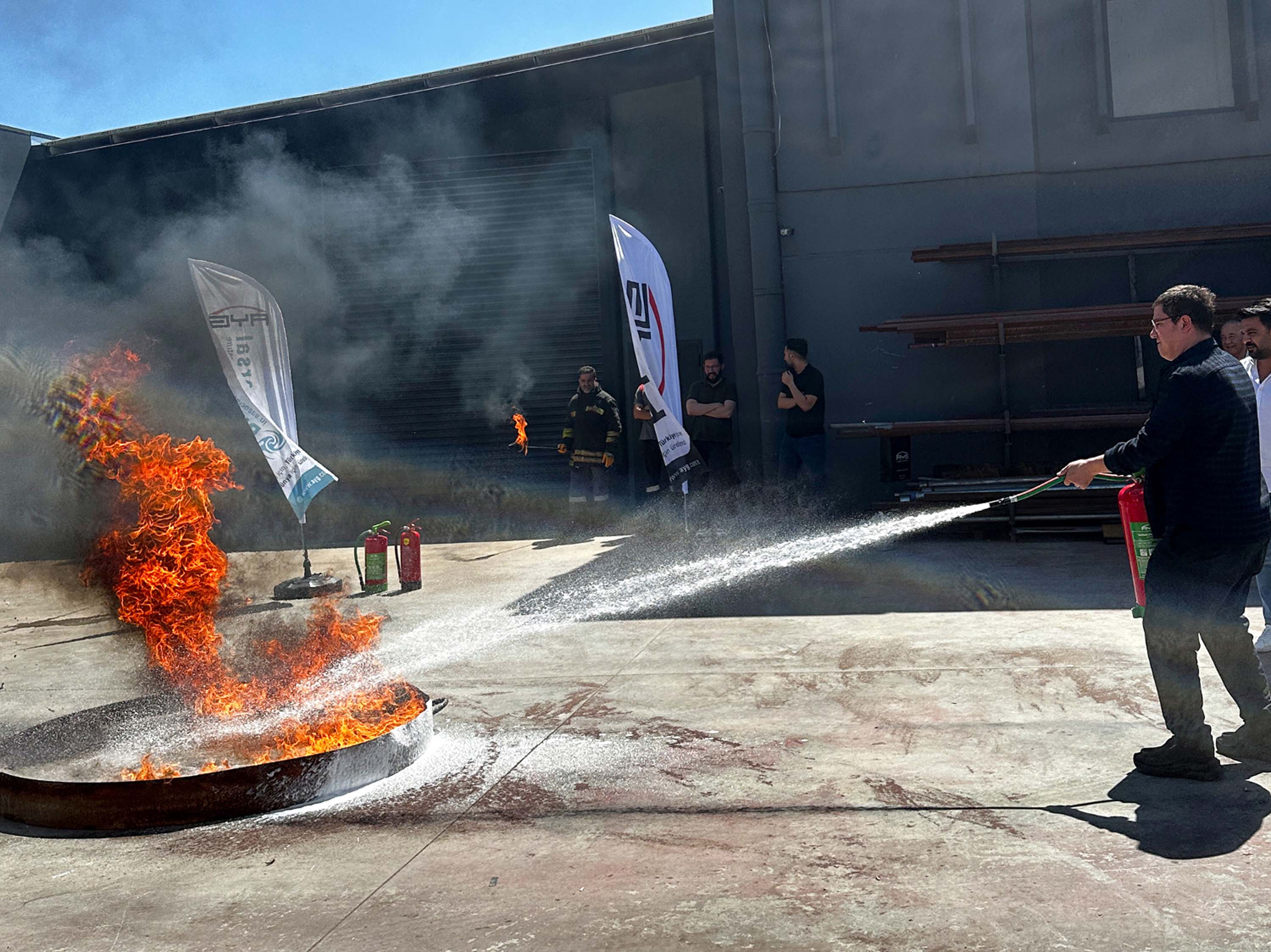 Ünlü oyuncu İzmir'de farkındalık yarattı: Yangın söndürme eğitimi aldı